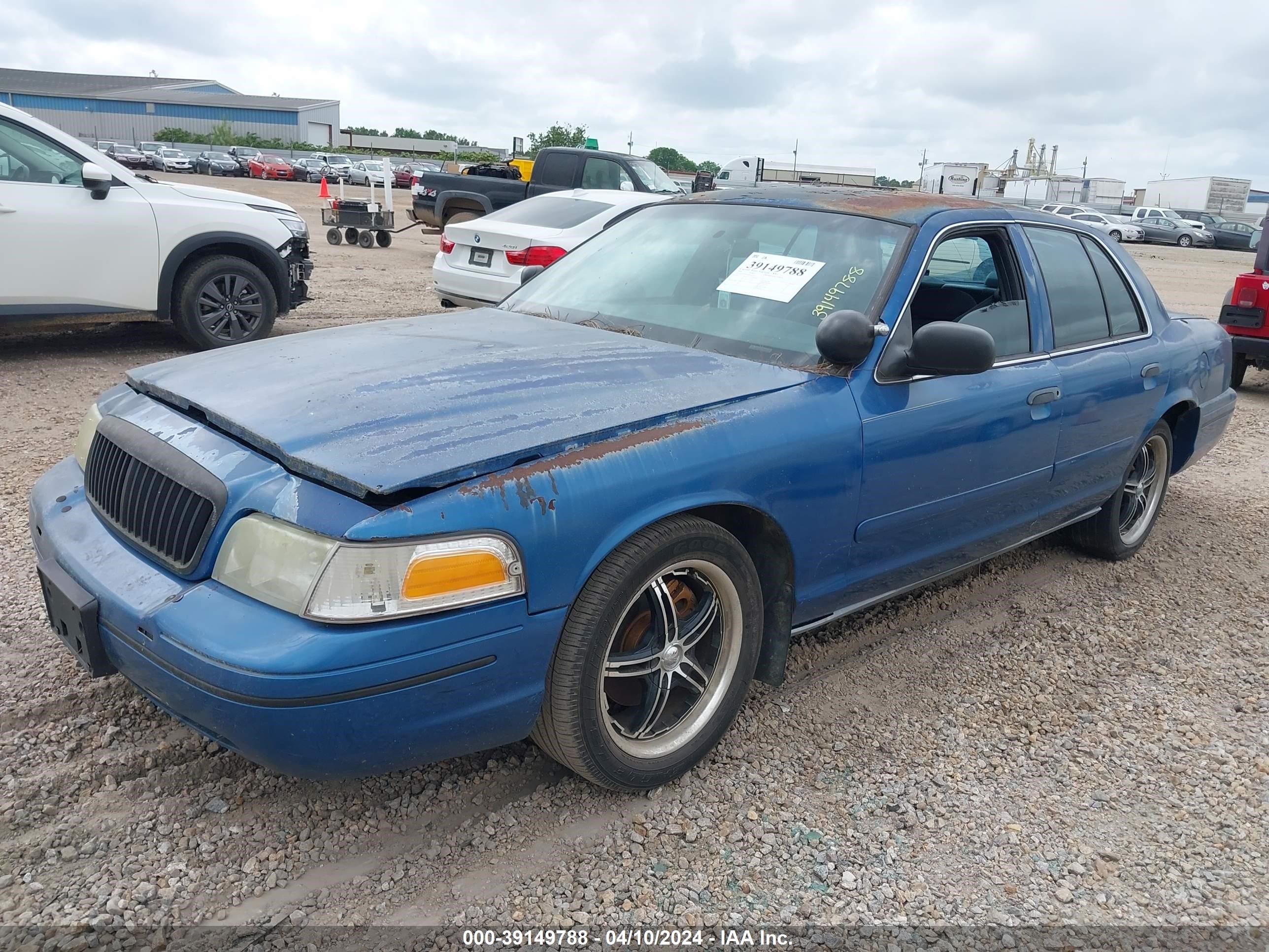 Photo 1 VIN: 2FAFP71W2YX141379 - FORD CROWN VICTORIA 