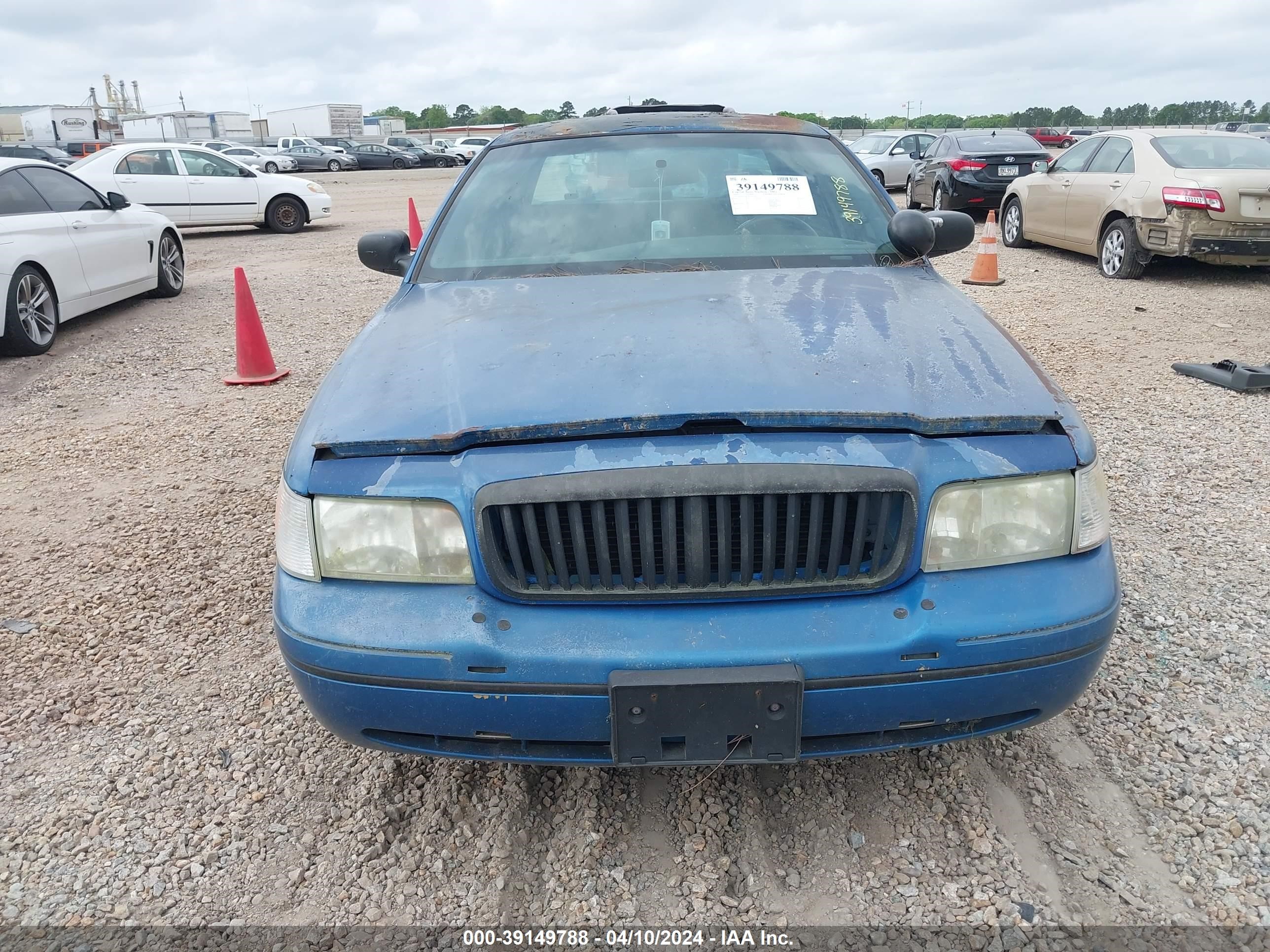 Photo 11 VIN: 2FAFP71W2YX141379 - FORD CROWN VICTORIA 