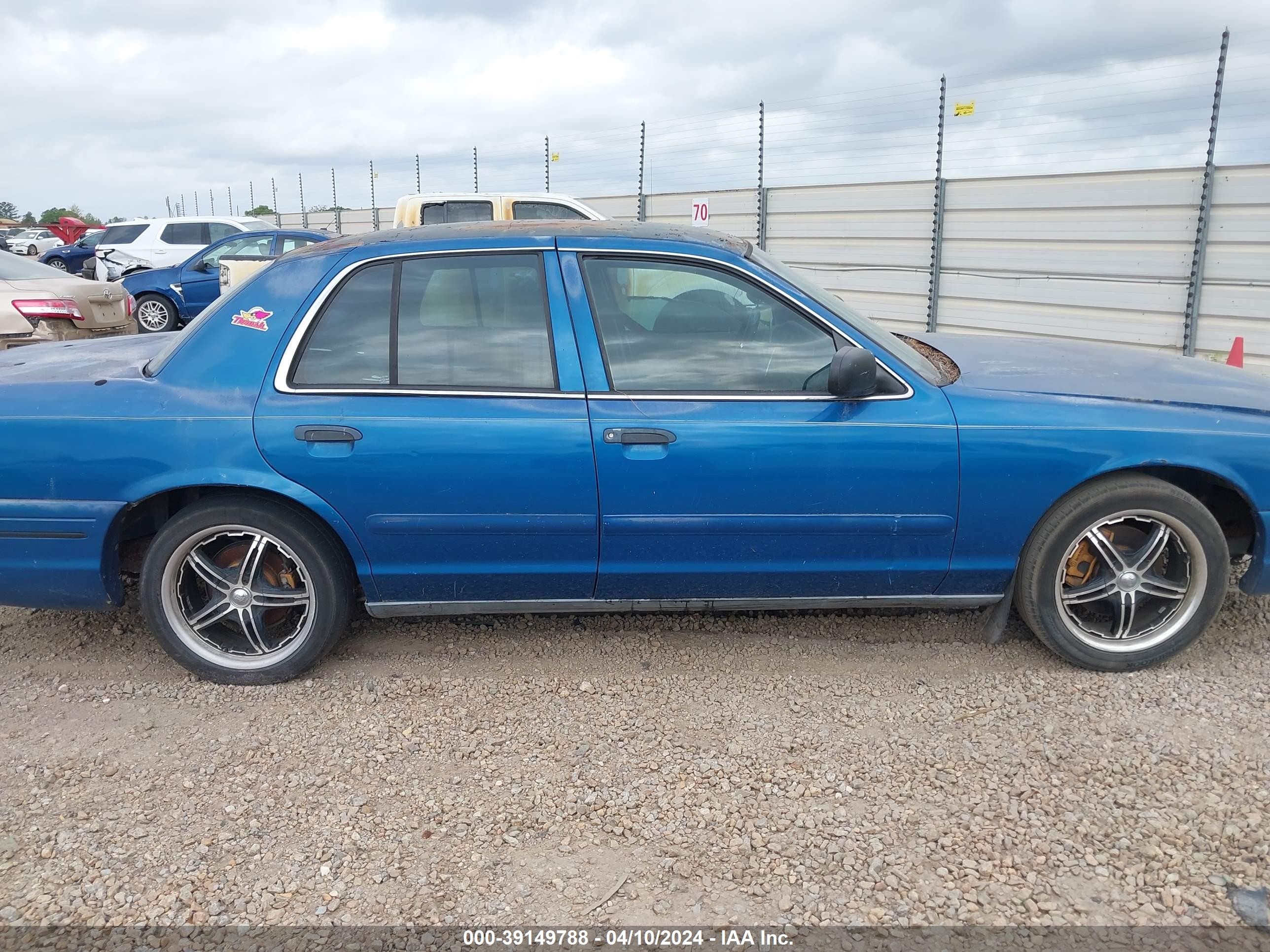 Photo 12 VIN: 2FAFP71W2YX141379 - FORD CROWN VICTORIA 