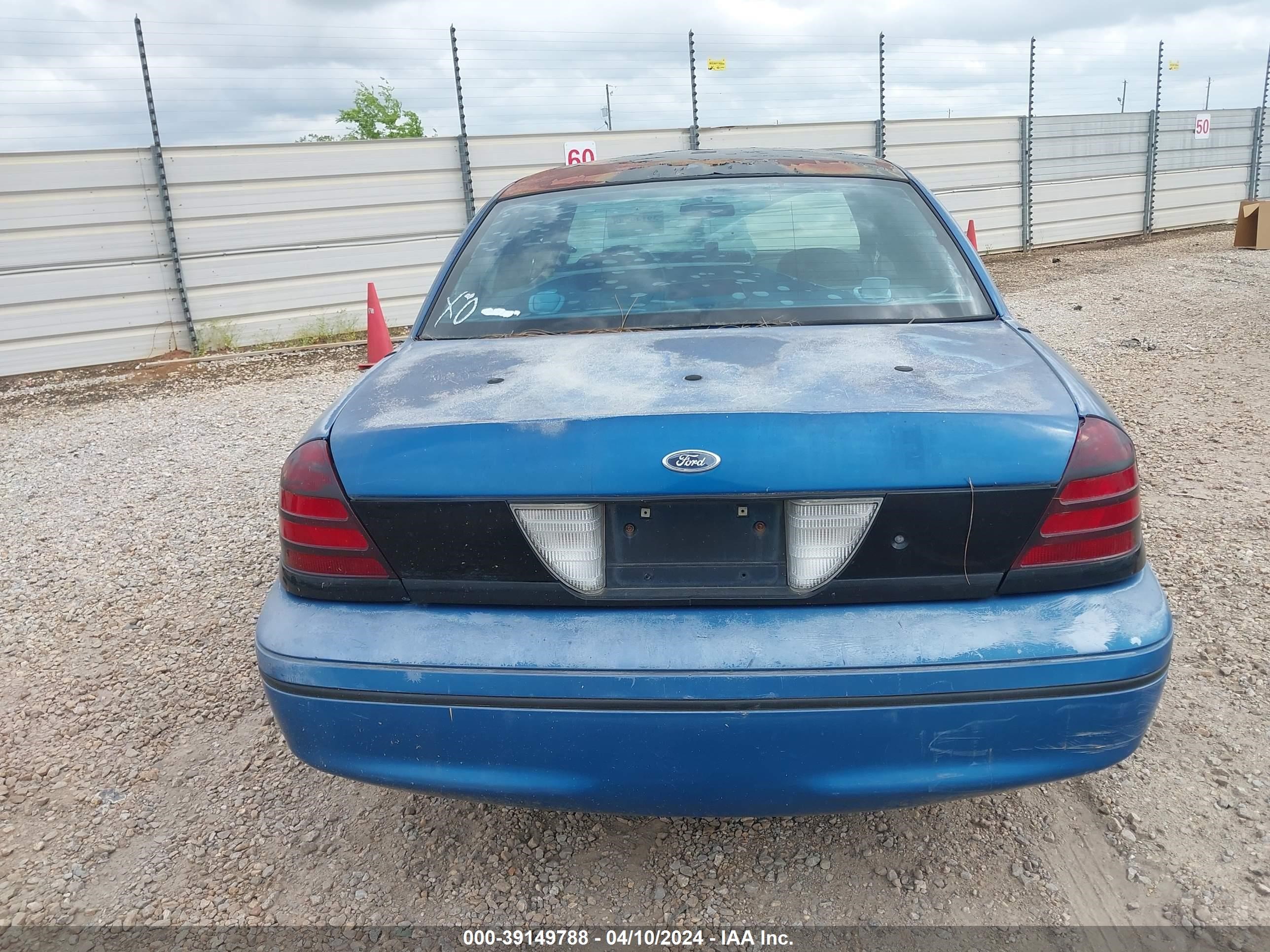 Photo 15 VIN: 2FAFP71W2YX141379 - FORD CROWN VICTORIA 