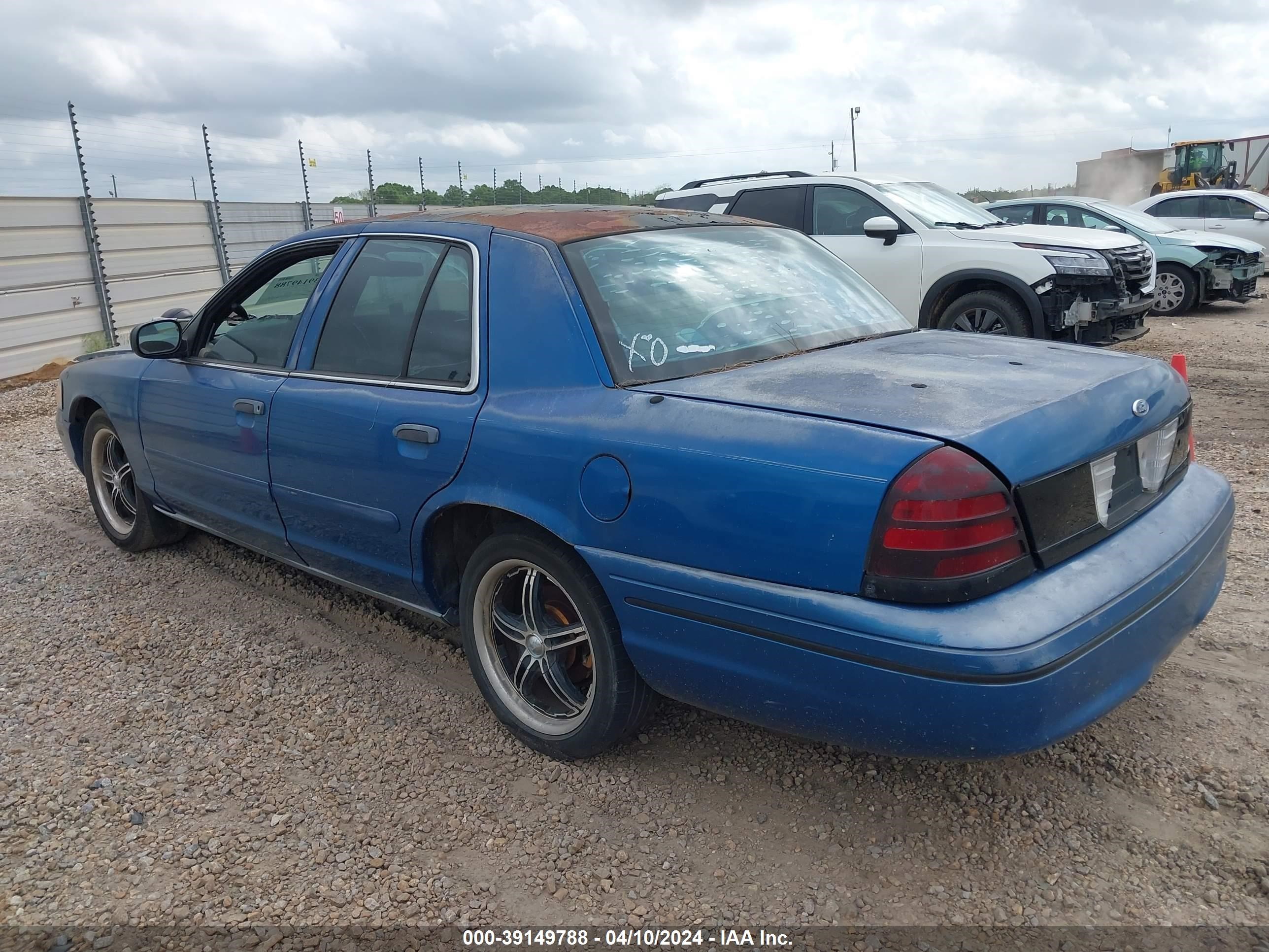 Photo 2 VIN: 2FAFP71W2YX141379 - FORD CROWN VICTORIA 