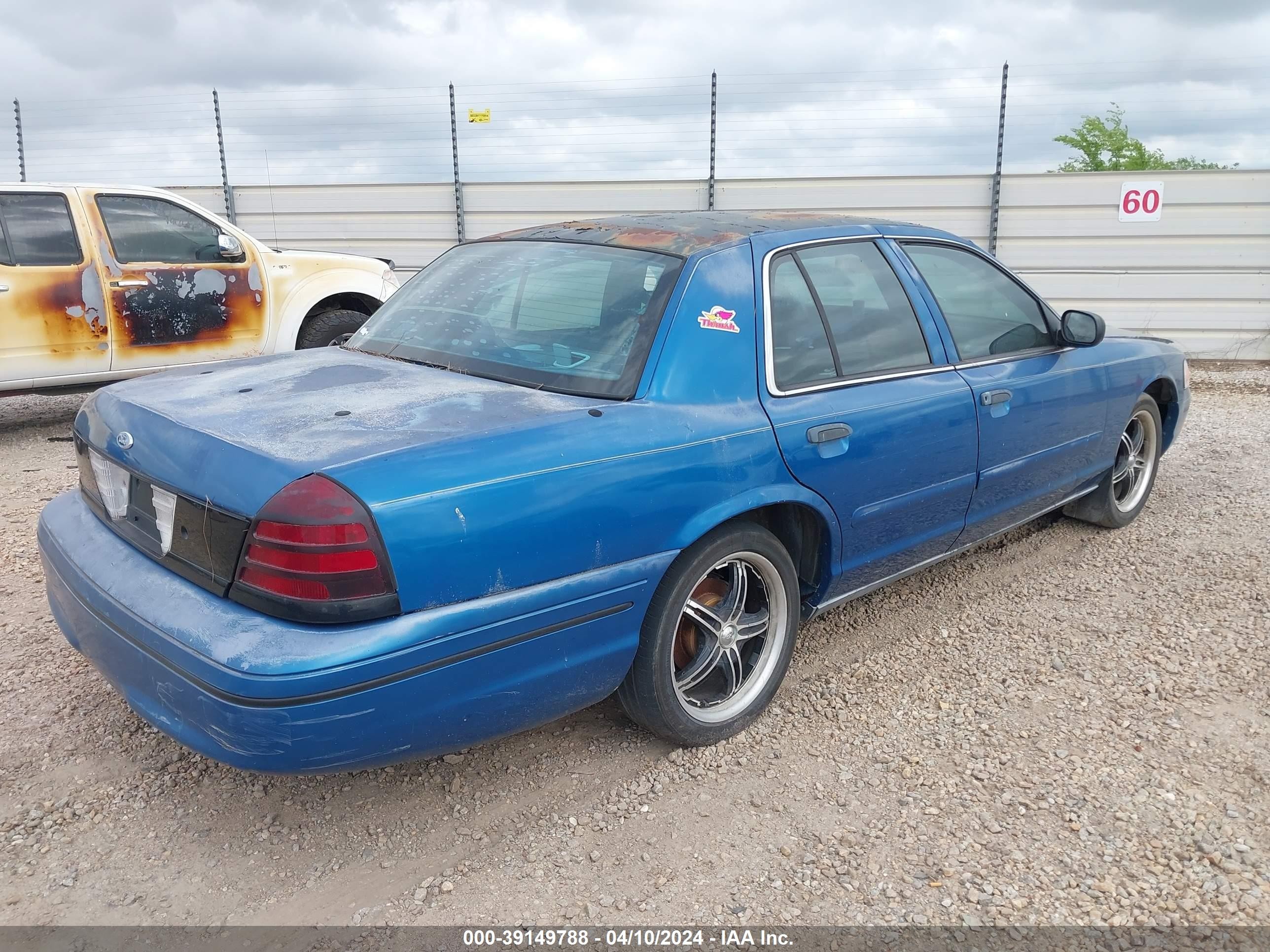 Photo 3 VIN: 2FAFP71W2YX141379 - FORD CROWN VICTORIA 