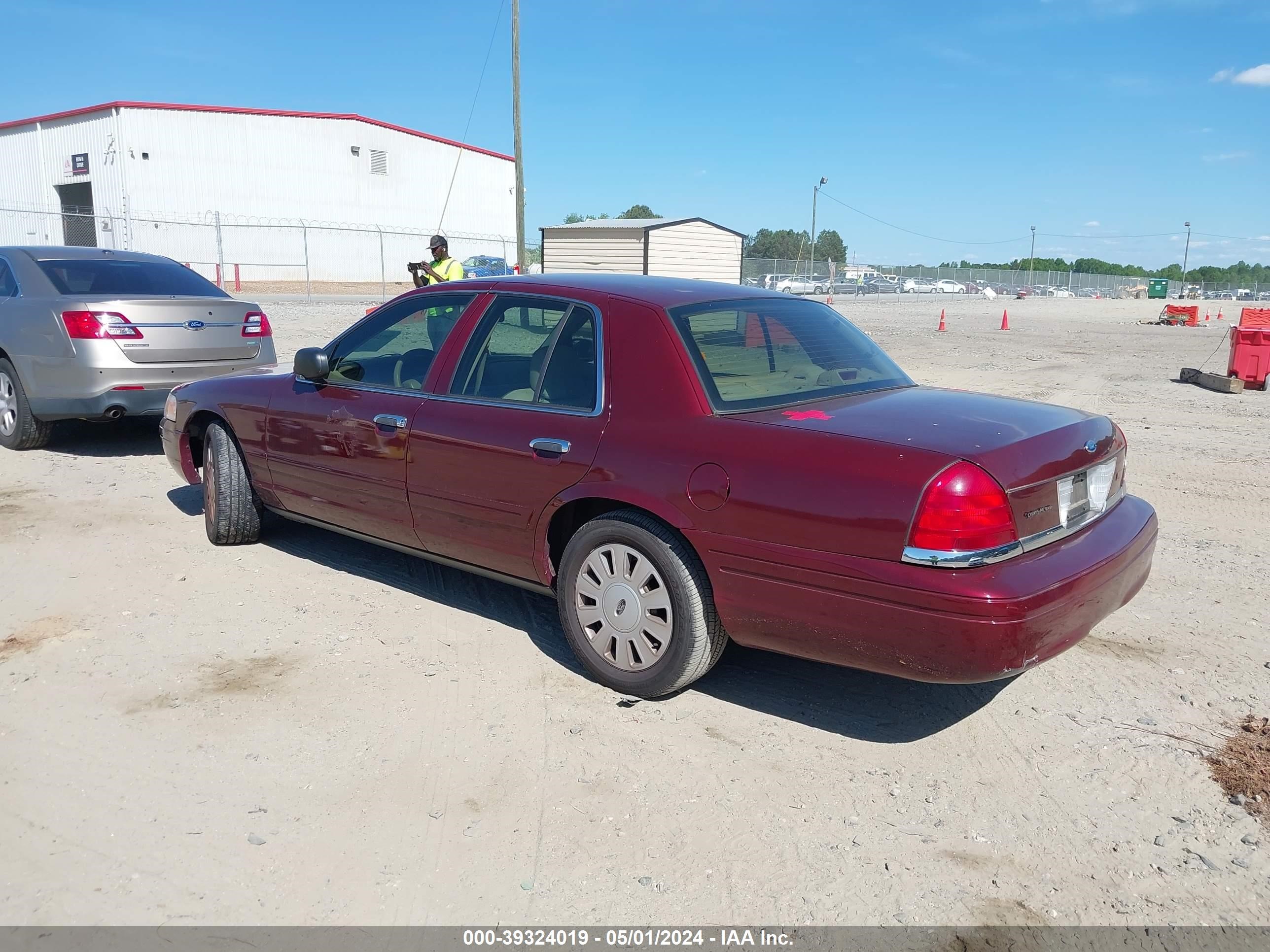 Photo 2 VIN: 2FAFP71W46X107862 - FORD CROWN VICTORIA 