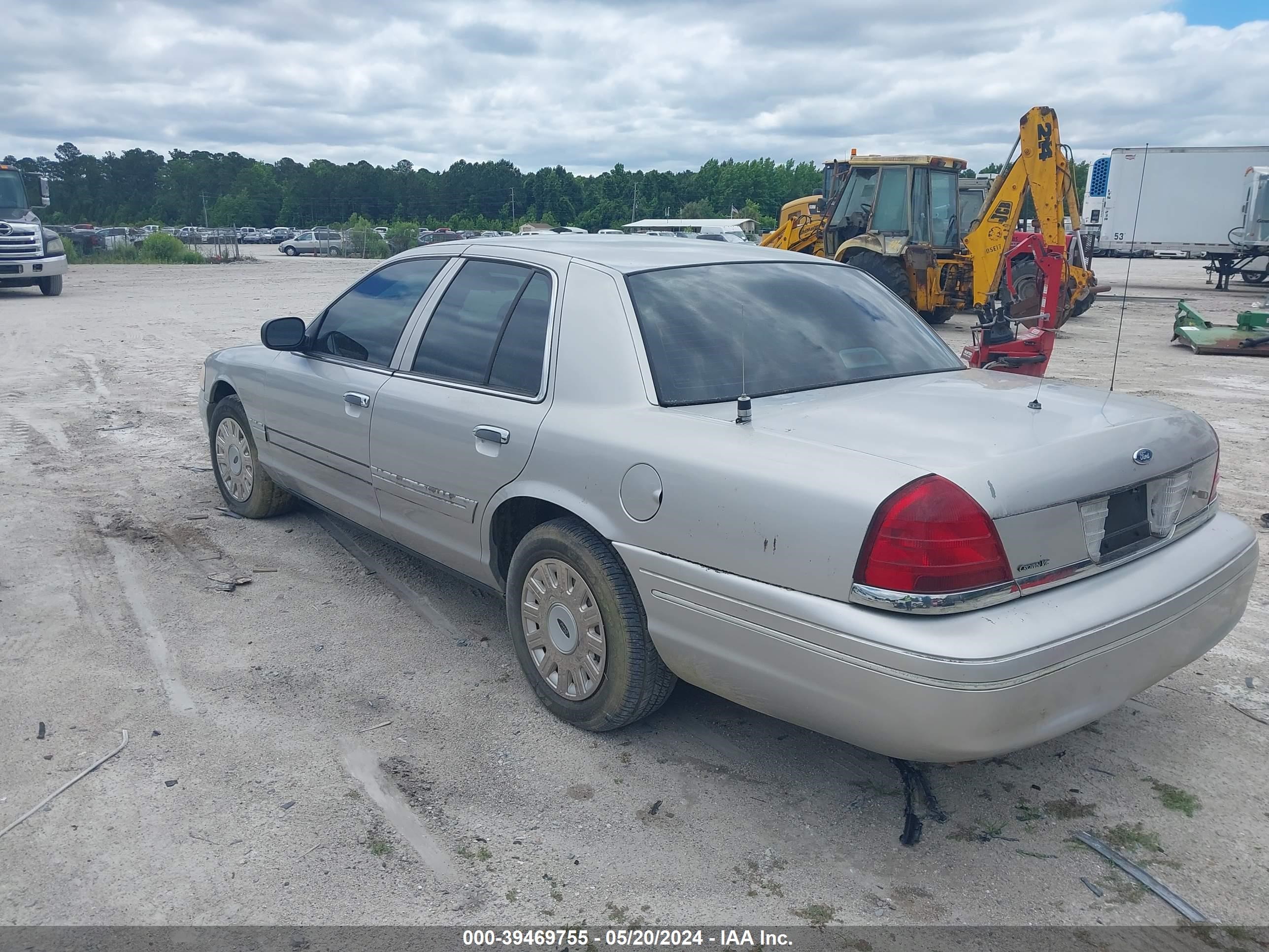 Photo 2 VIN: 2FAFP71W55X175764 - FORD CROWN VICTORIA 