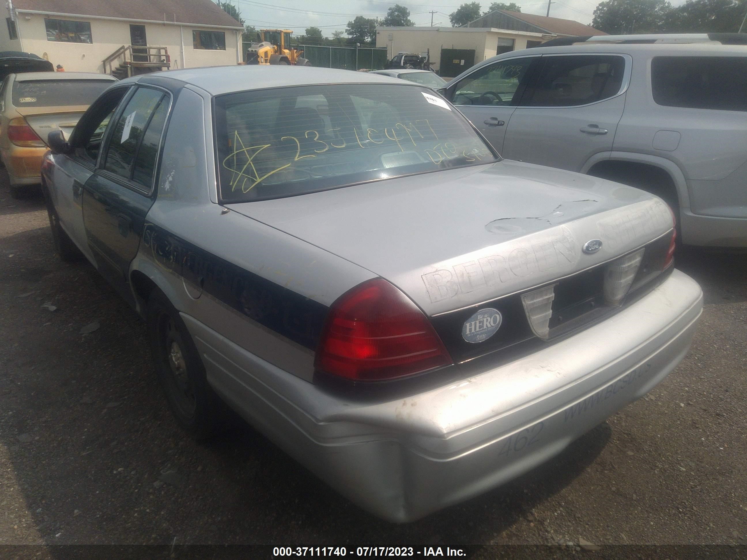 Photo 2 VIN: 2FAFP71W57X125806 - FORD CROWN VICTORIA 