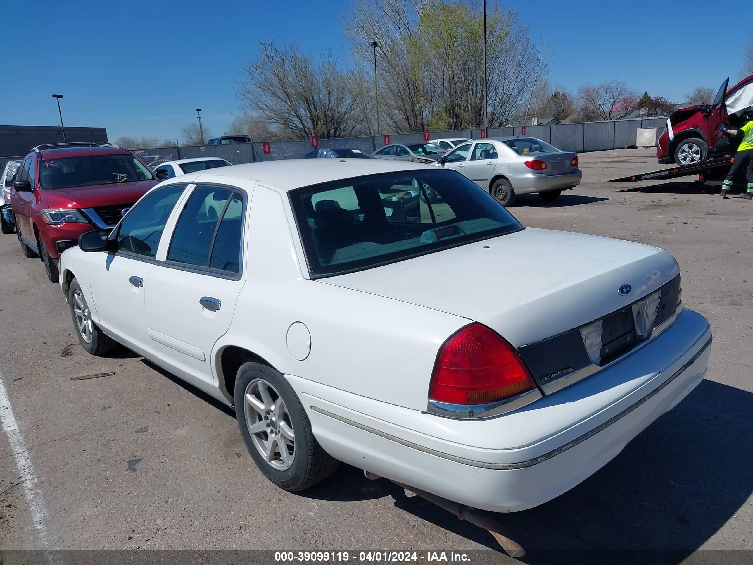 Photo 2 VIN: 2FAFP71W5WX160893 - FORD CROWN VICTORIA 