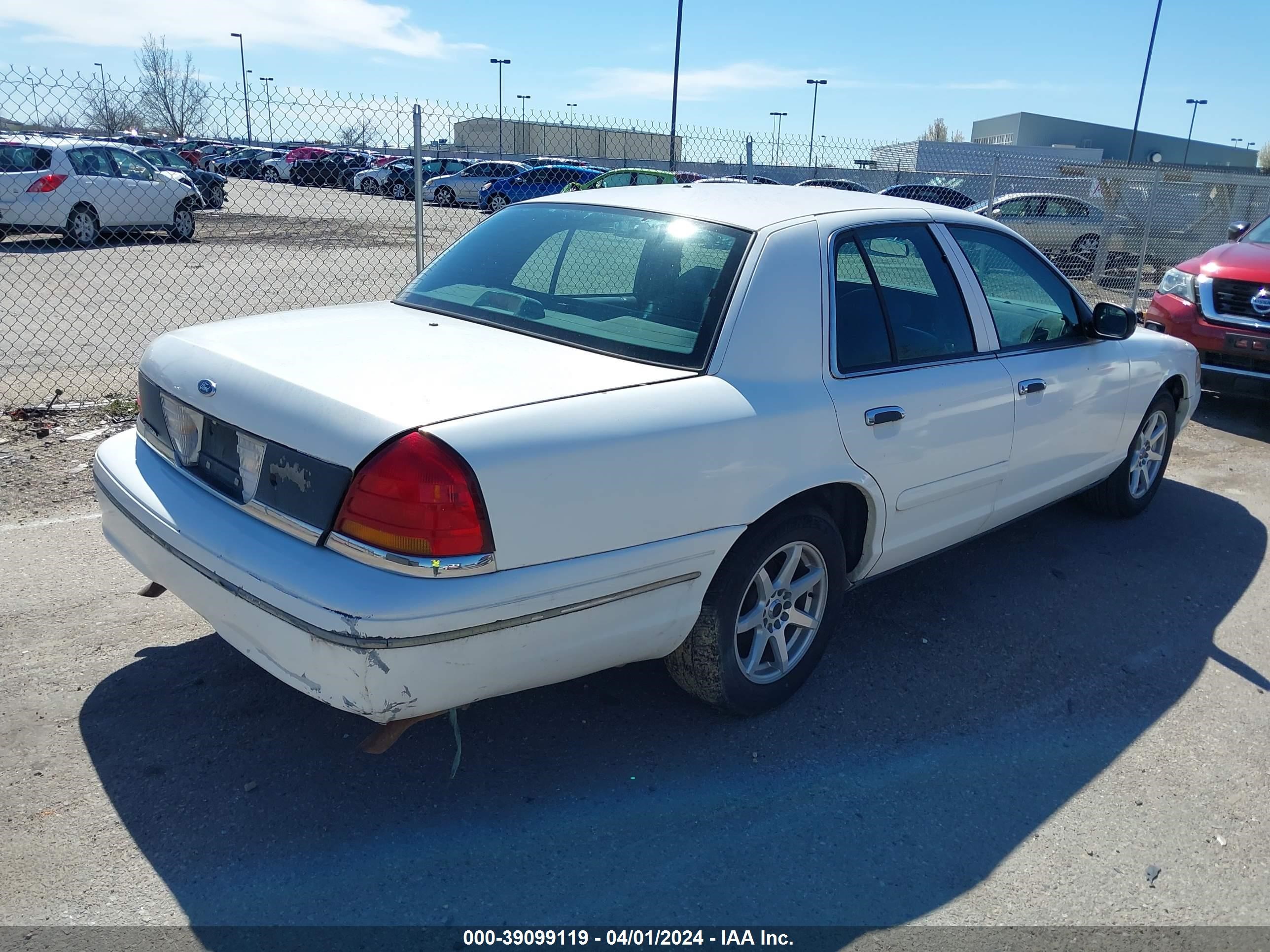 Photo 3 VIN: 2FAFP71W5WX160893 - FORD CROWN VICTORIA 