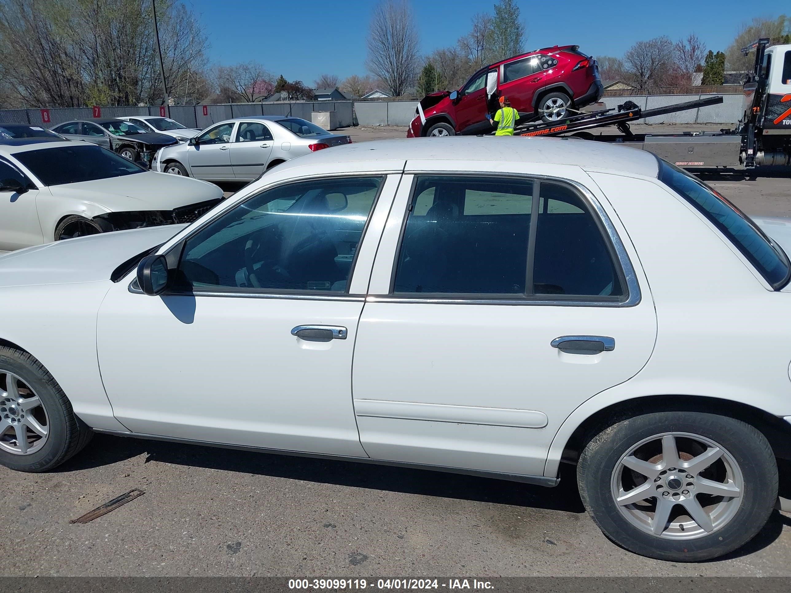 Photo 5 VIN: 2FAFP71W5WX160893 - FORD CROWN VICTORIA 