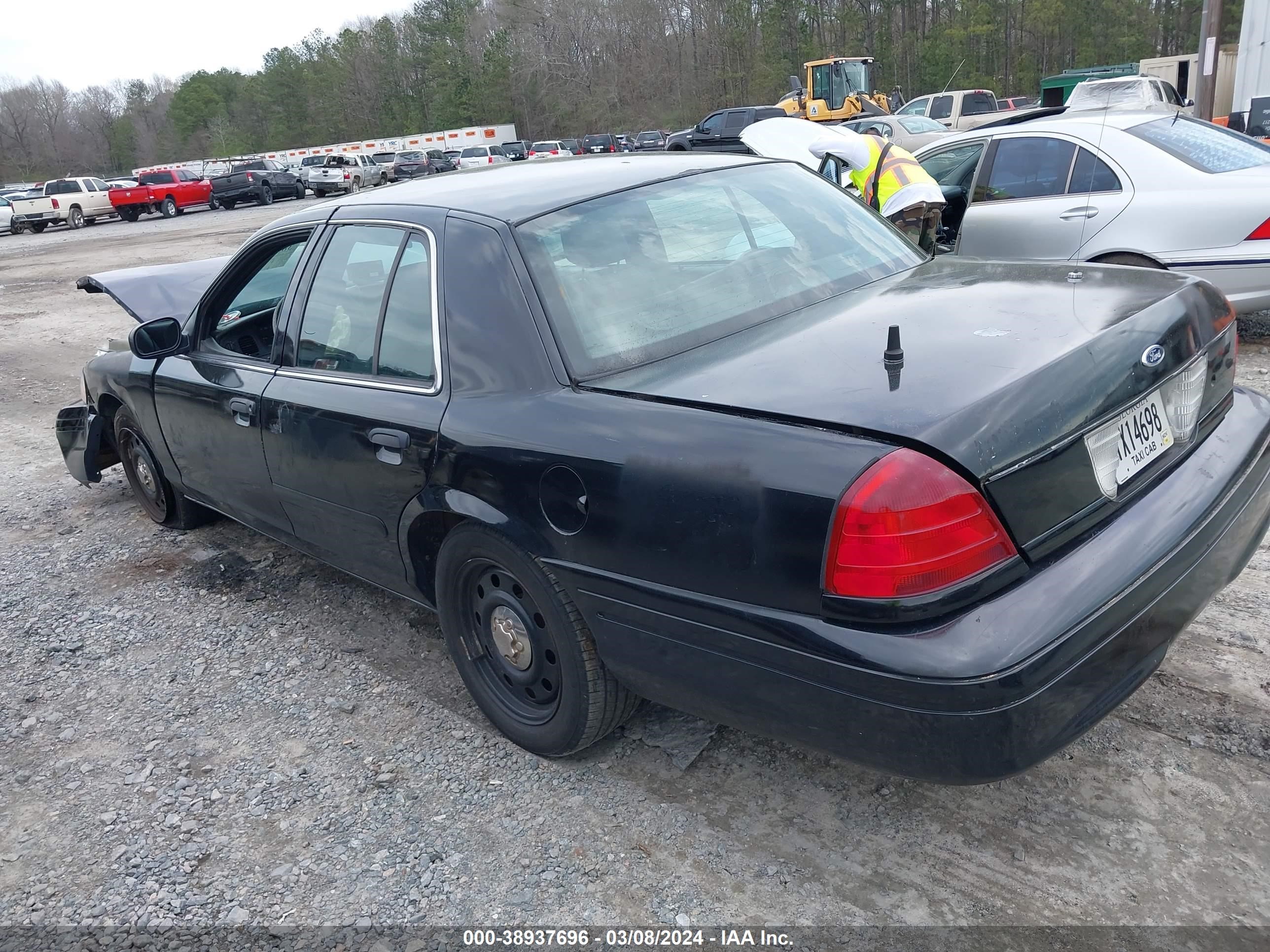 Photo 2 VIN: 2FAFP71W64X138978 - FORD CROWN VICTORIA 