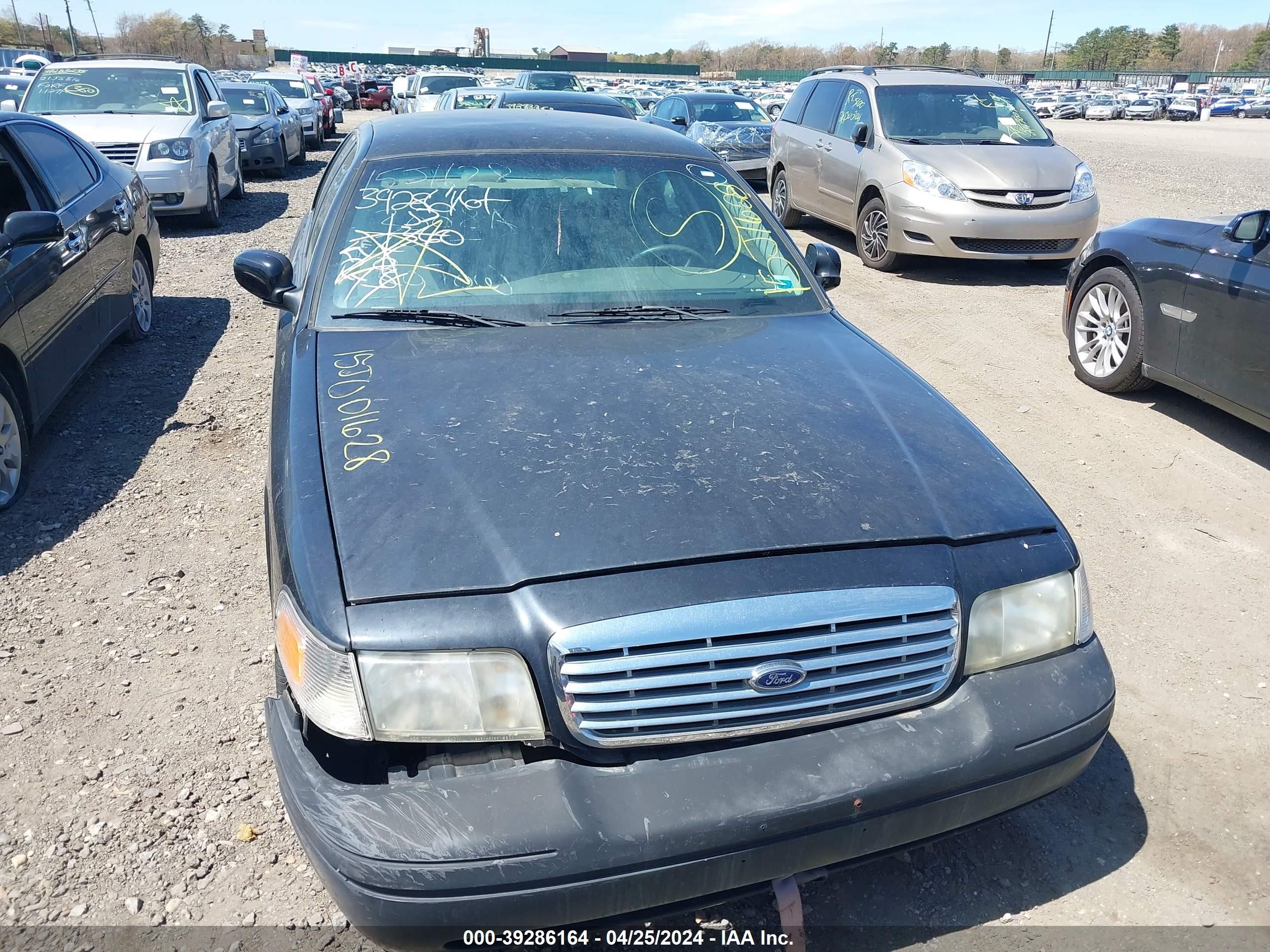 Photo 11 VIN: 2FAFP71W72X144382 - FORD CROWN VICTORIA 