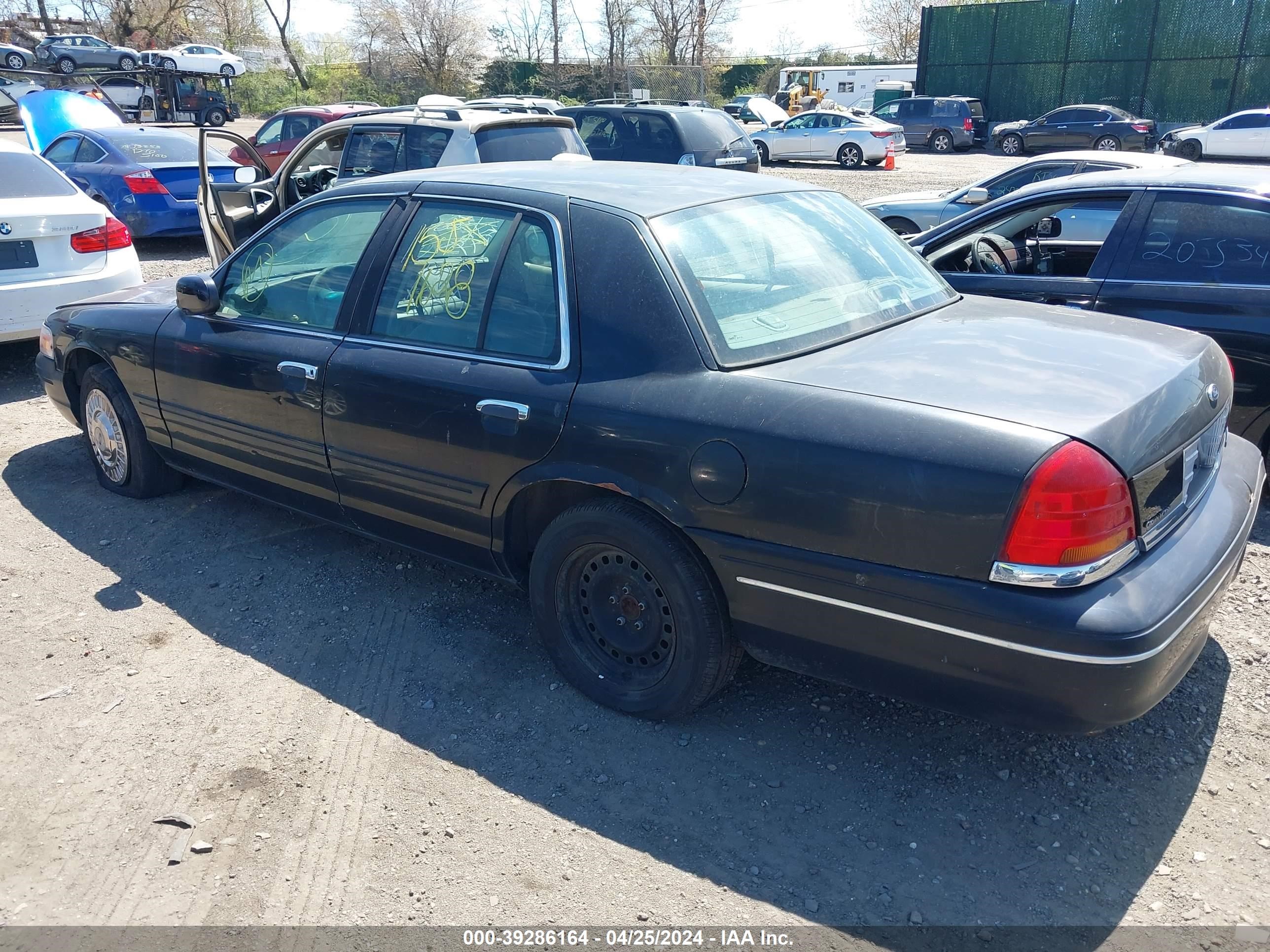 Photo 2 VIN: 2FAFP71W72X144382 - FORD CROWN VICTORIA 