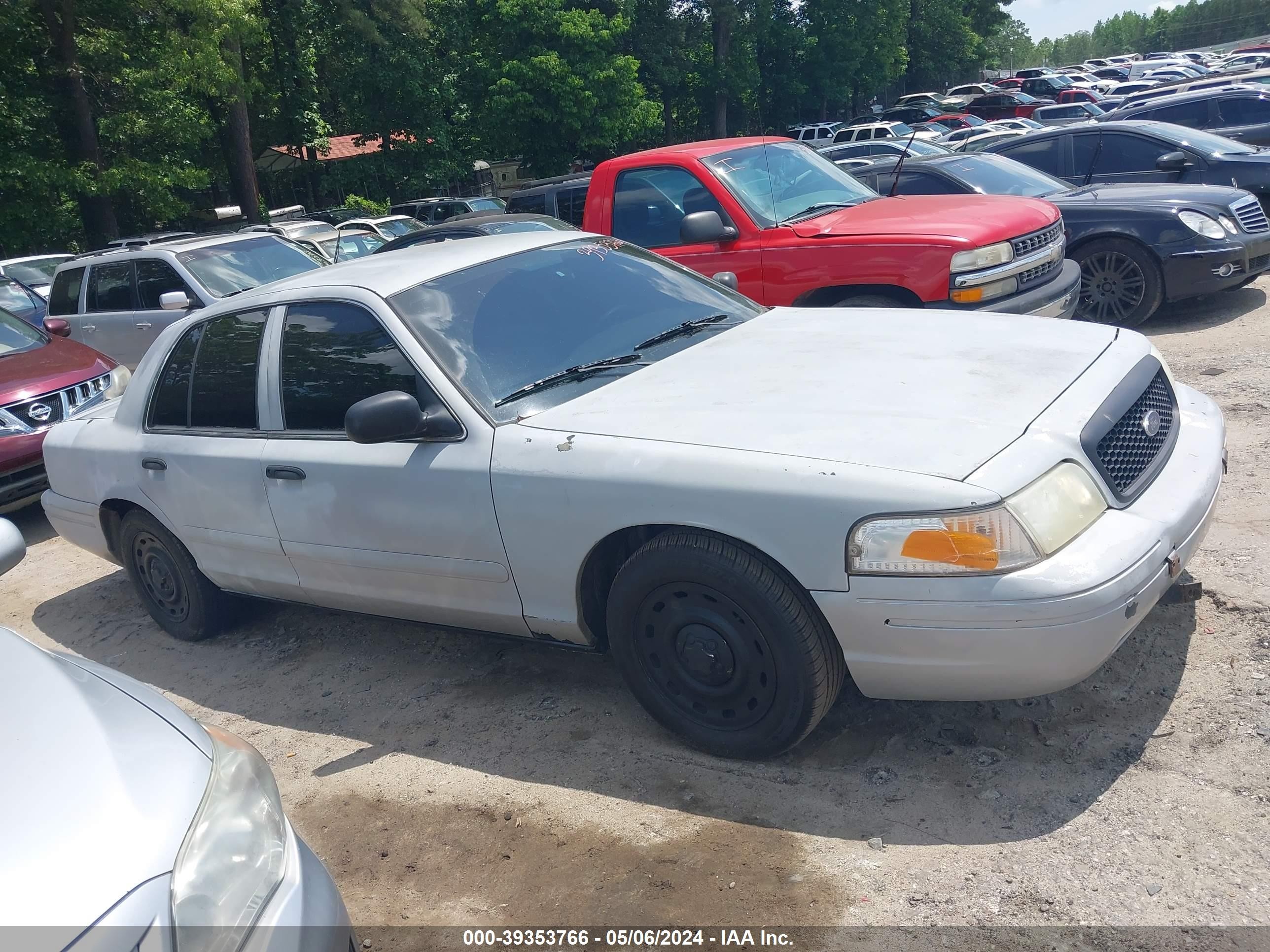 Photo 11 VIN: 2FAFP71W73X215324 - FORD CROWN VICTORIA 