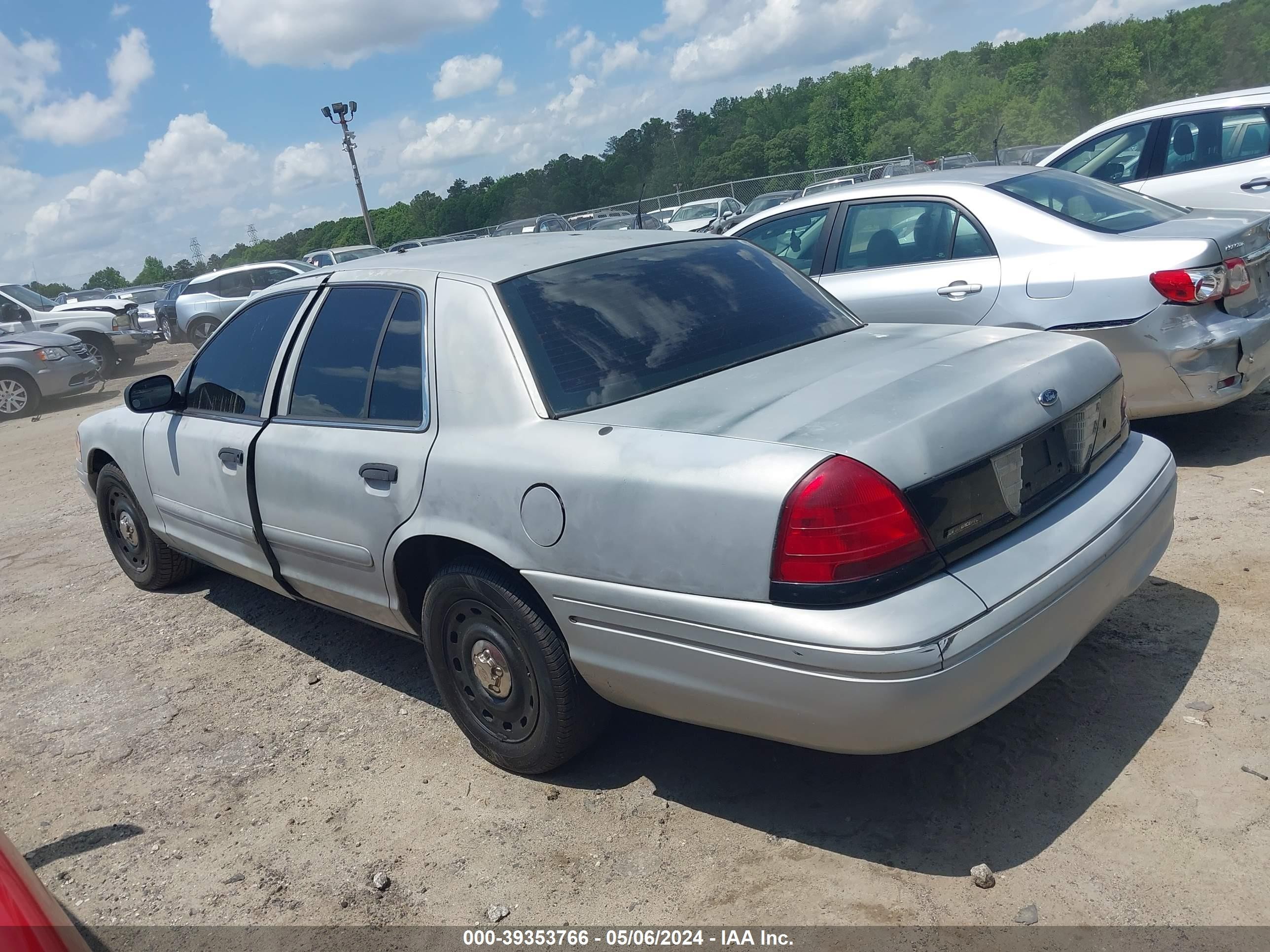 Photo 12 VIN: 2FAFP71W73X215324 - FORD CROWN VICTORIA 