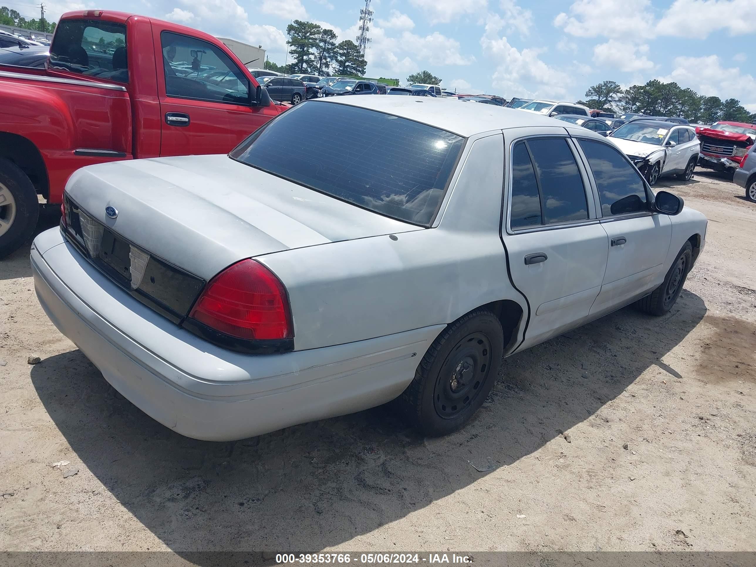 Photo 3 VIN: 2FAFP71W73X215324 - FORD CROWN VICTORIA 