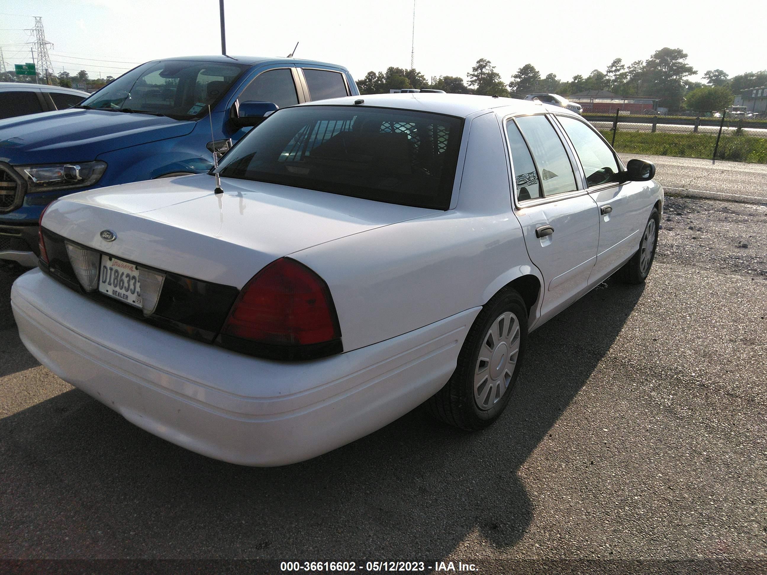 Photo 3 VIN: 2FAFP71W87X115805 - FORD CROWN VICTORIA 