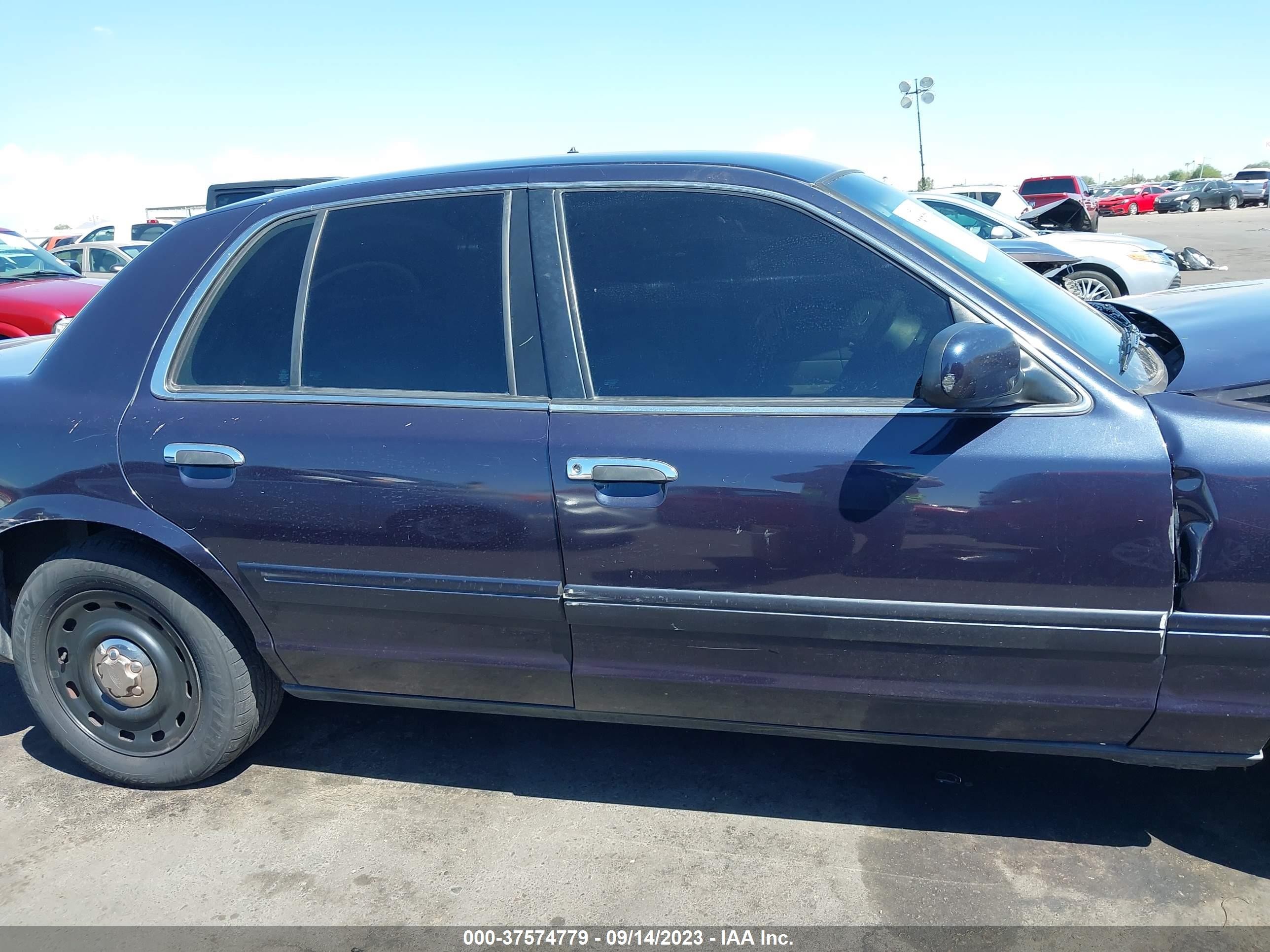 Photo 12 VIN: 2FAFP71W93X108520 - FORD CROWN VICTORIA 