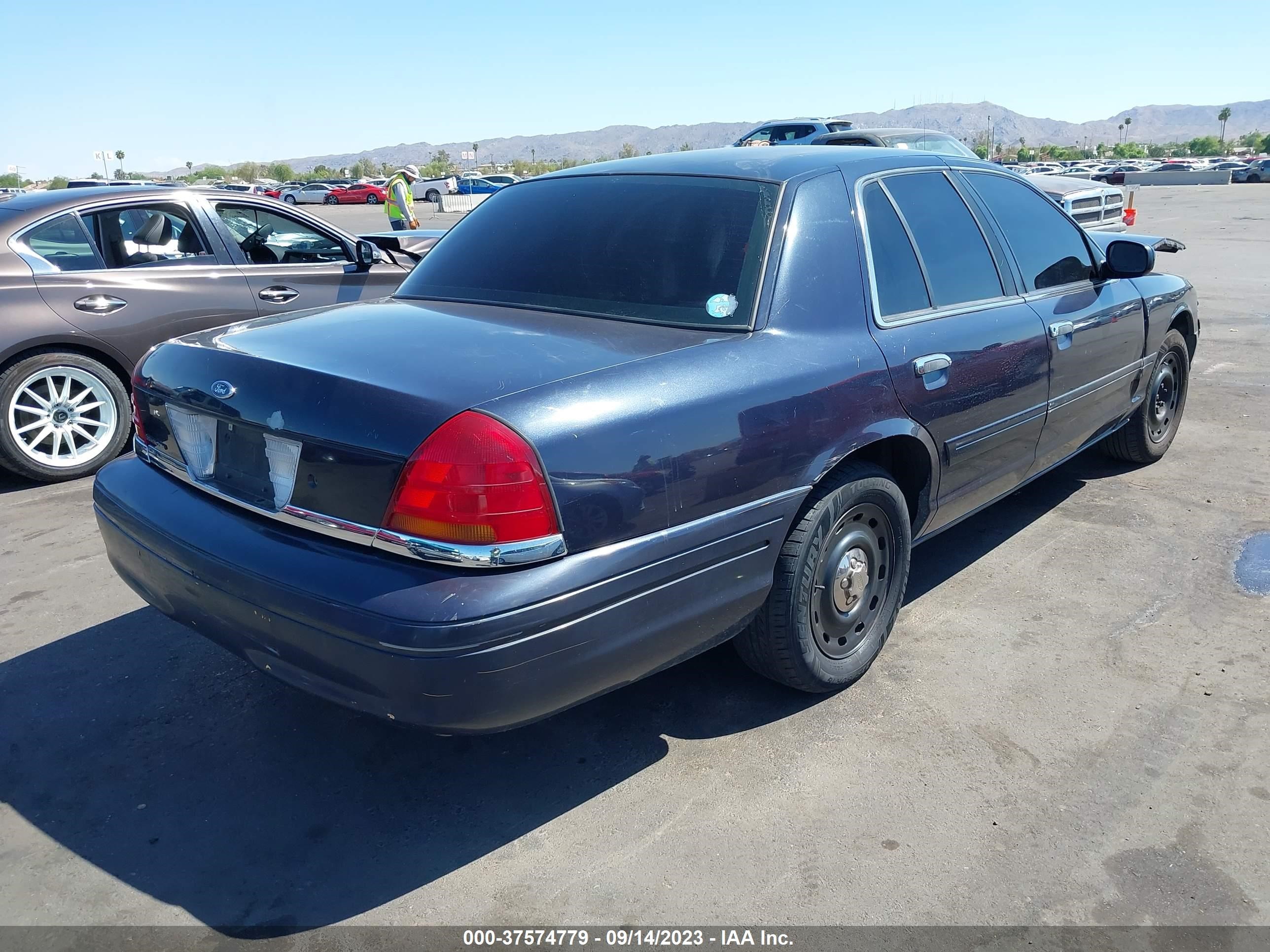 Photo 3 VIN: 2FAFP71W93X108520 - FORD CROWN VICTORIA 