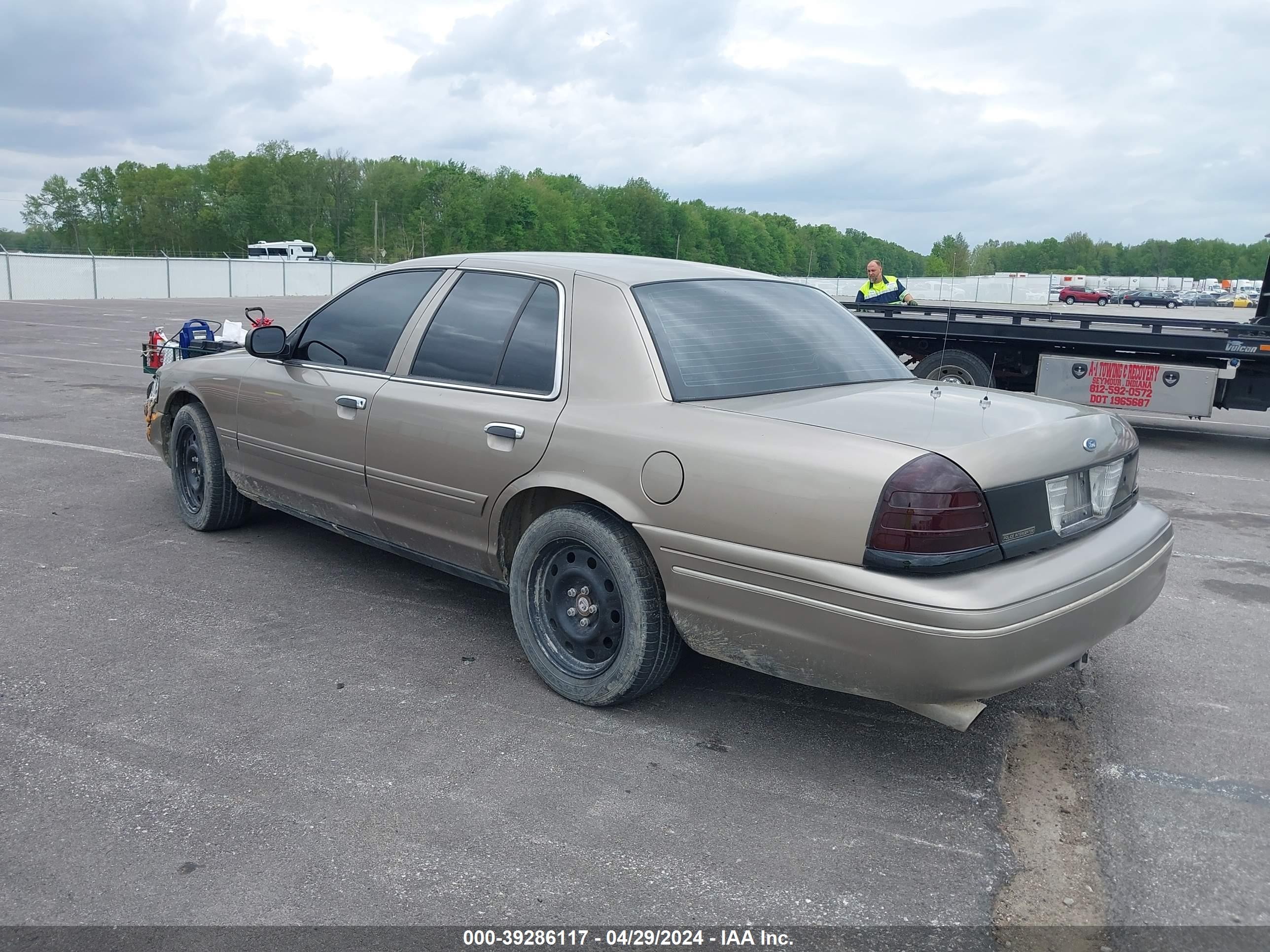 Photo 2 VIN: 2FAFP71W93X222453 - FORD CROWN VICTORIA 