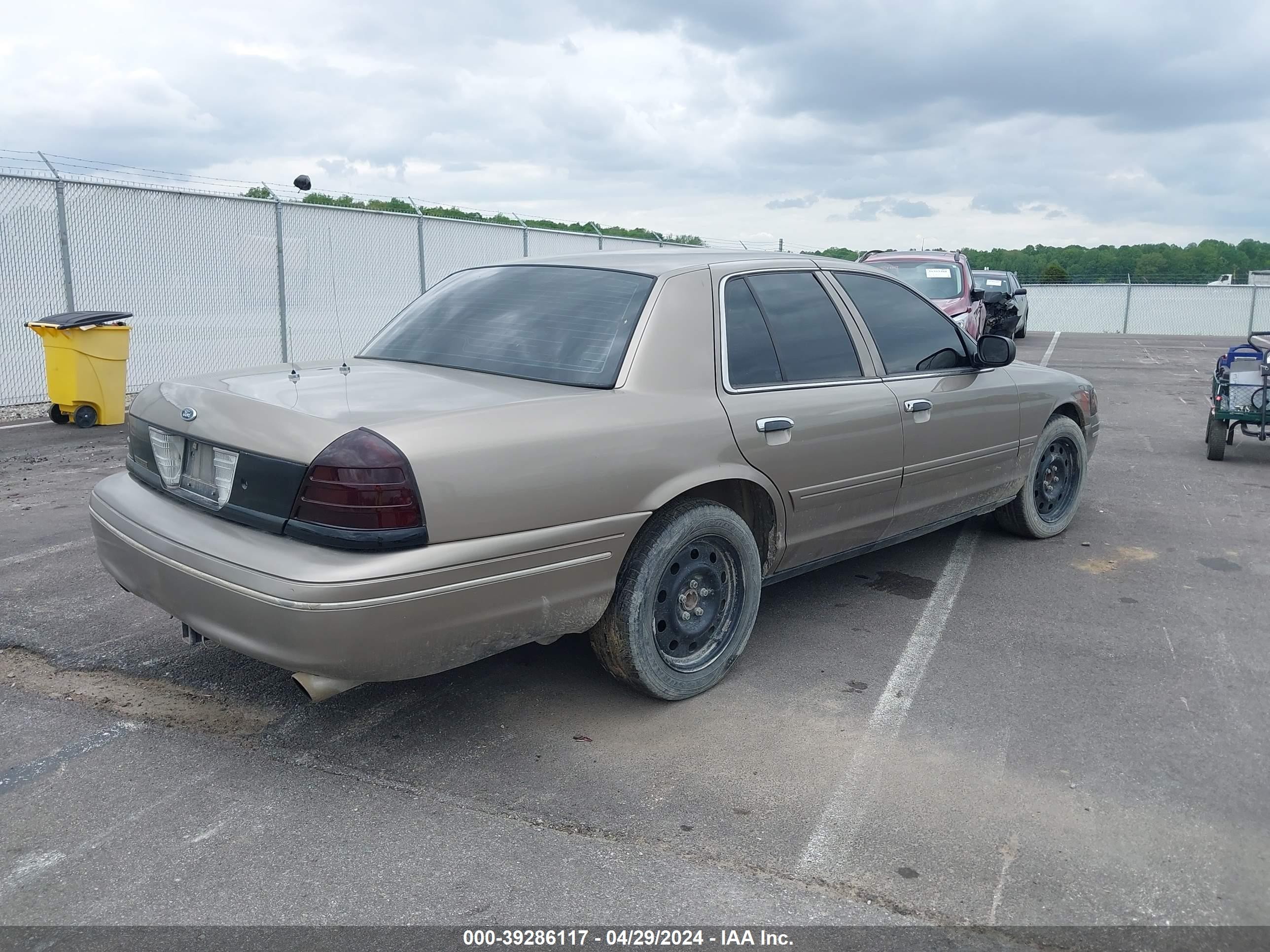 Photo 3 VIN: 2FAFP71W93X222453 - FORD CROWN VICTORIA 