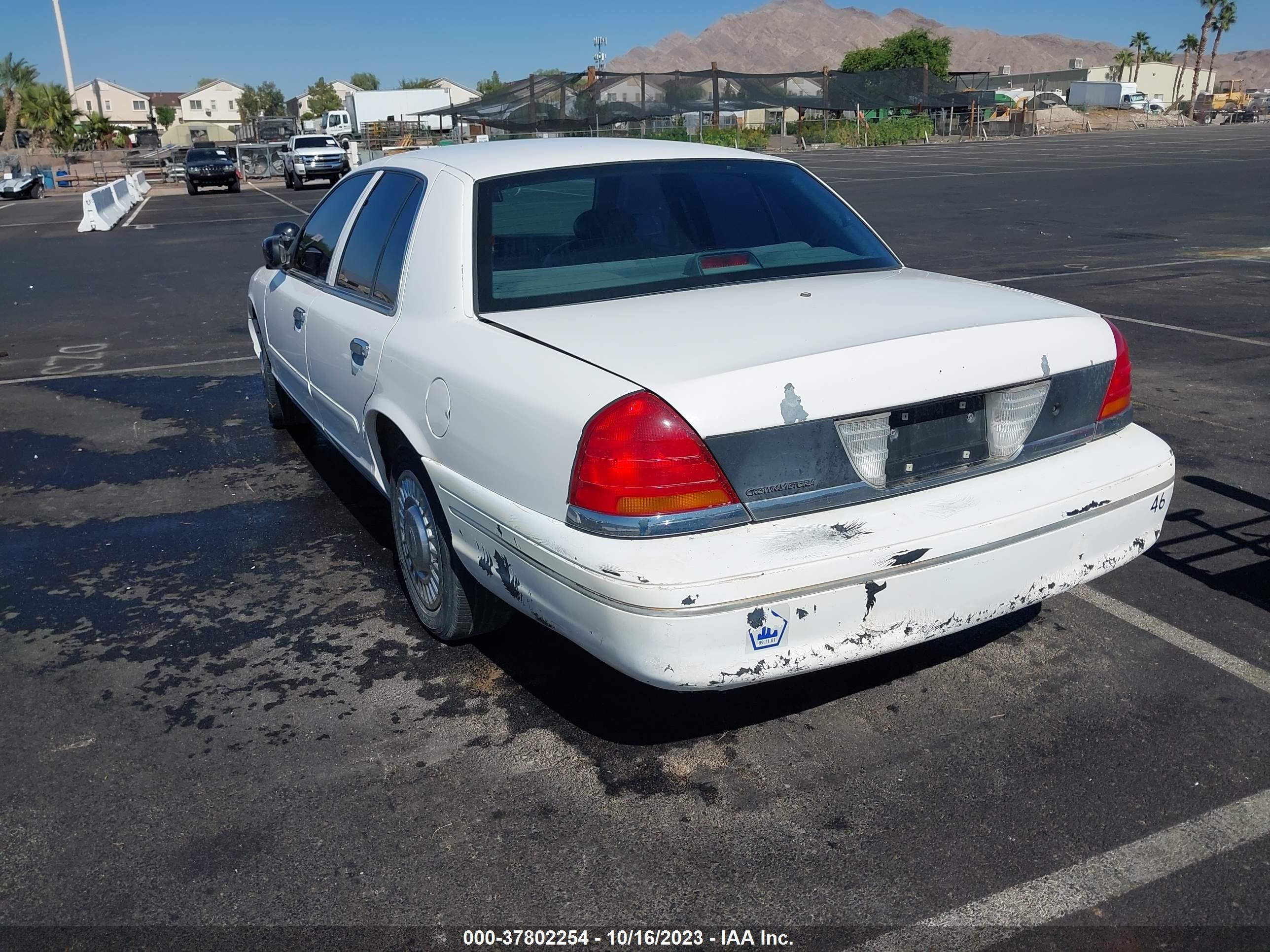 Photo 5 VIN: 2FAFP71WXWX136539 - FORD CROWN VICTORIA 