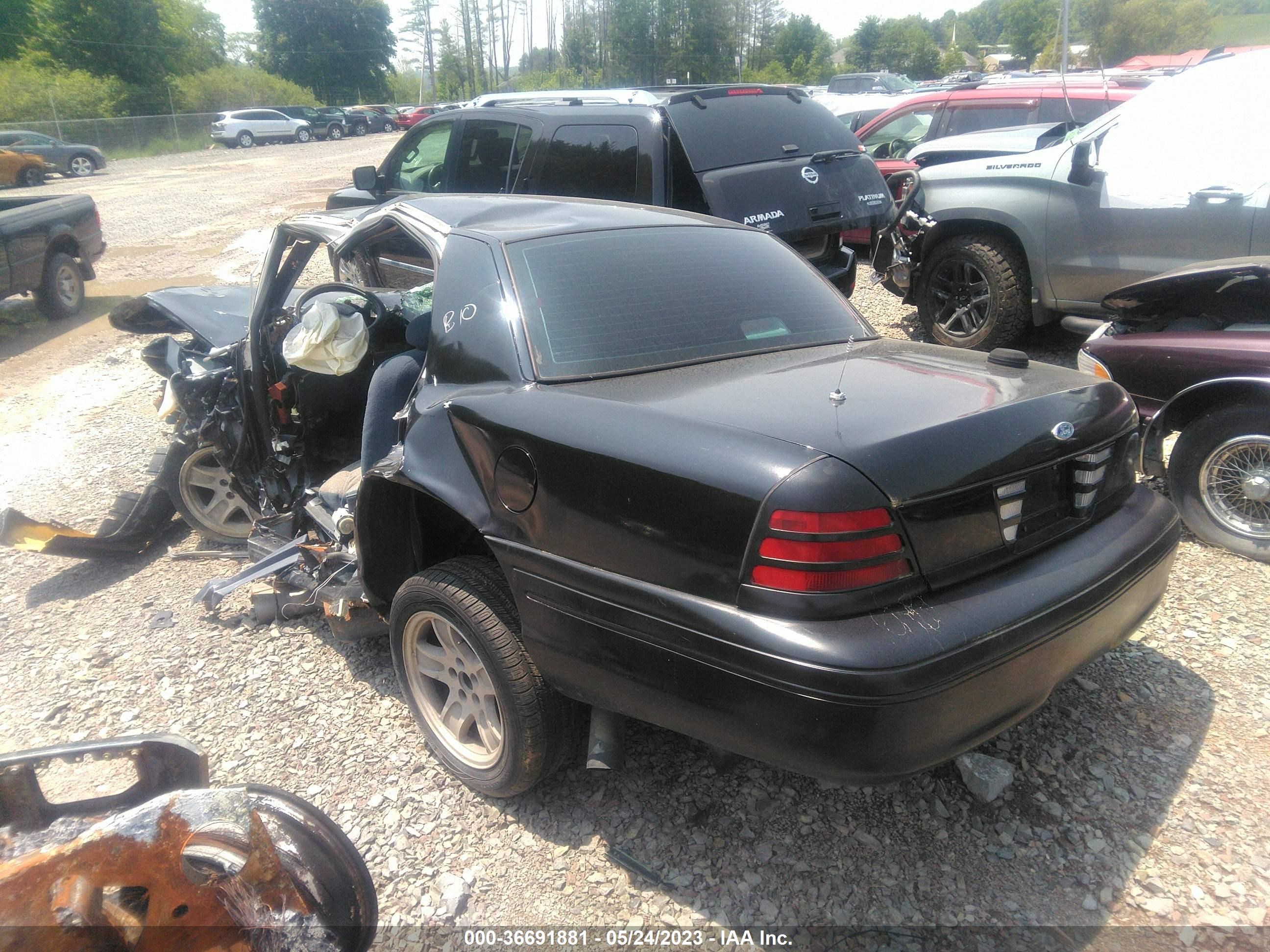 Photo 3 VIN: 2FAFP71WXYX190698 - FORD CROWN VICTORIA 