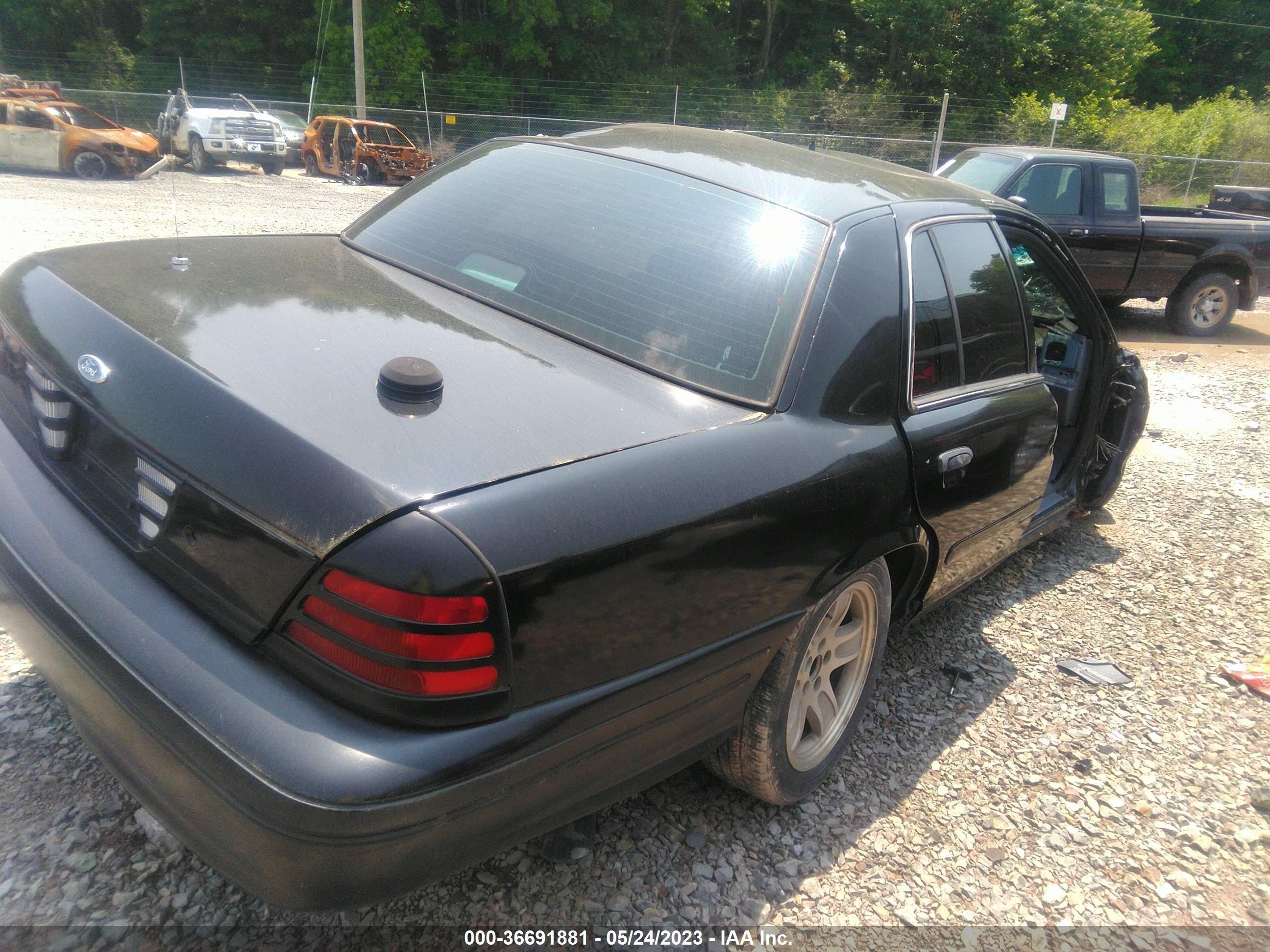 Photo 4 VIN: 2FAFP71WXYX190698 - FORD CROWN VICTORIA 