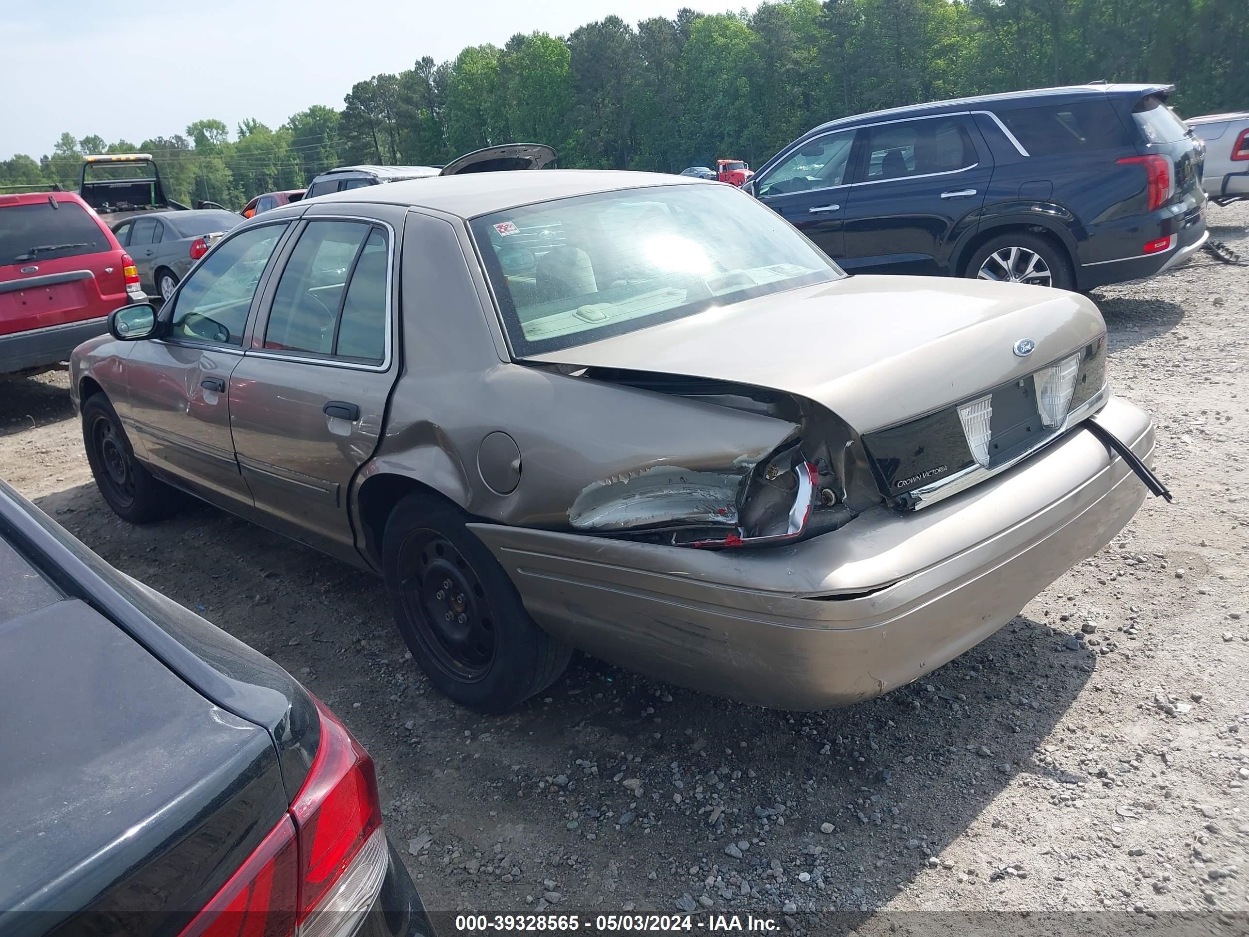 Photo 2 VIN: 2FAFP73V76X106841 - FORD CROWN VICTORIA 