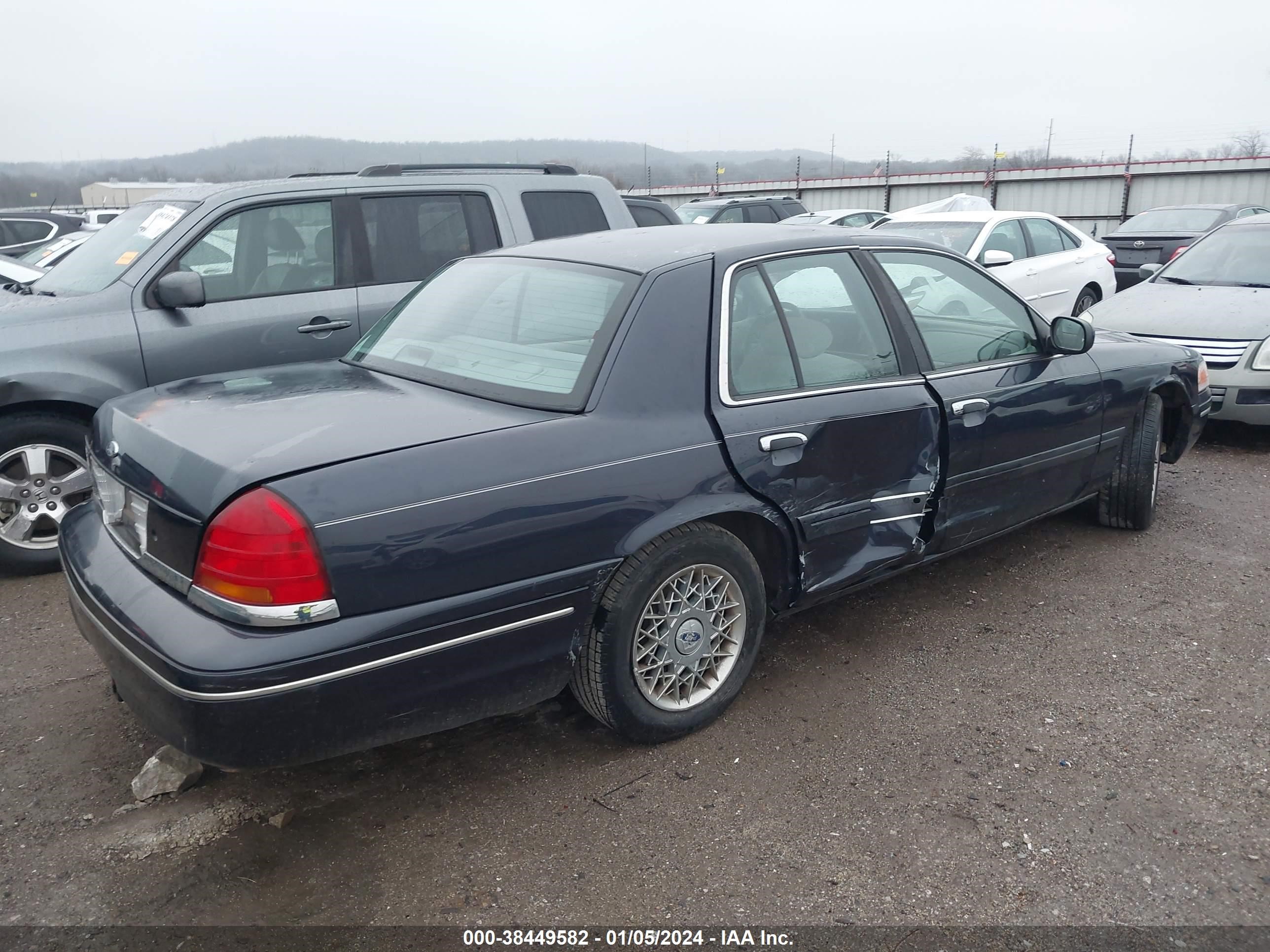 Photo 3 VIN: 2FAFP73W12X139286 - FORD CROWN VICTORIA 