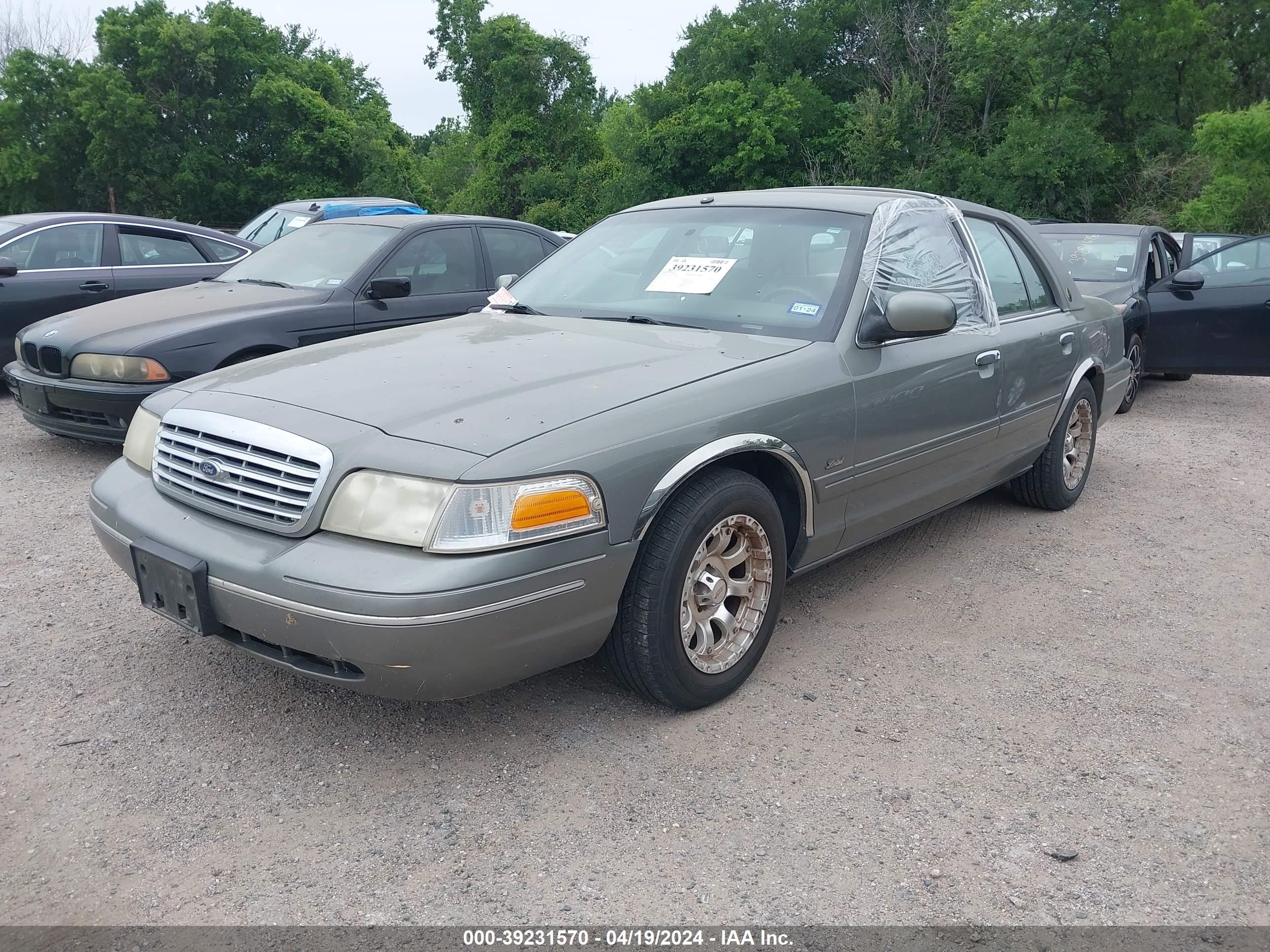 Photo 1 VIN: 2FAFP73W3YX135961 - FORD CROWN VICTORIA 