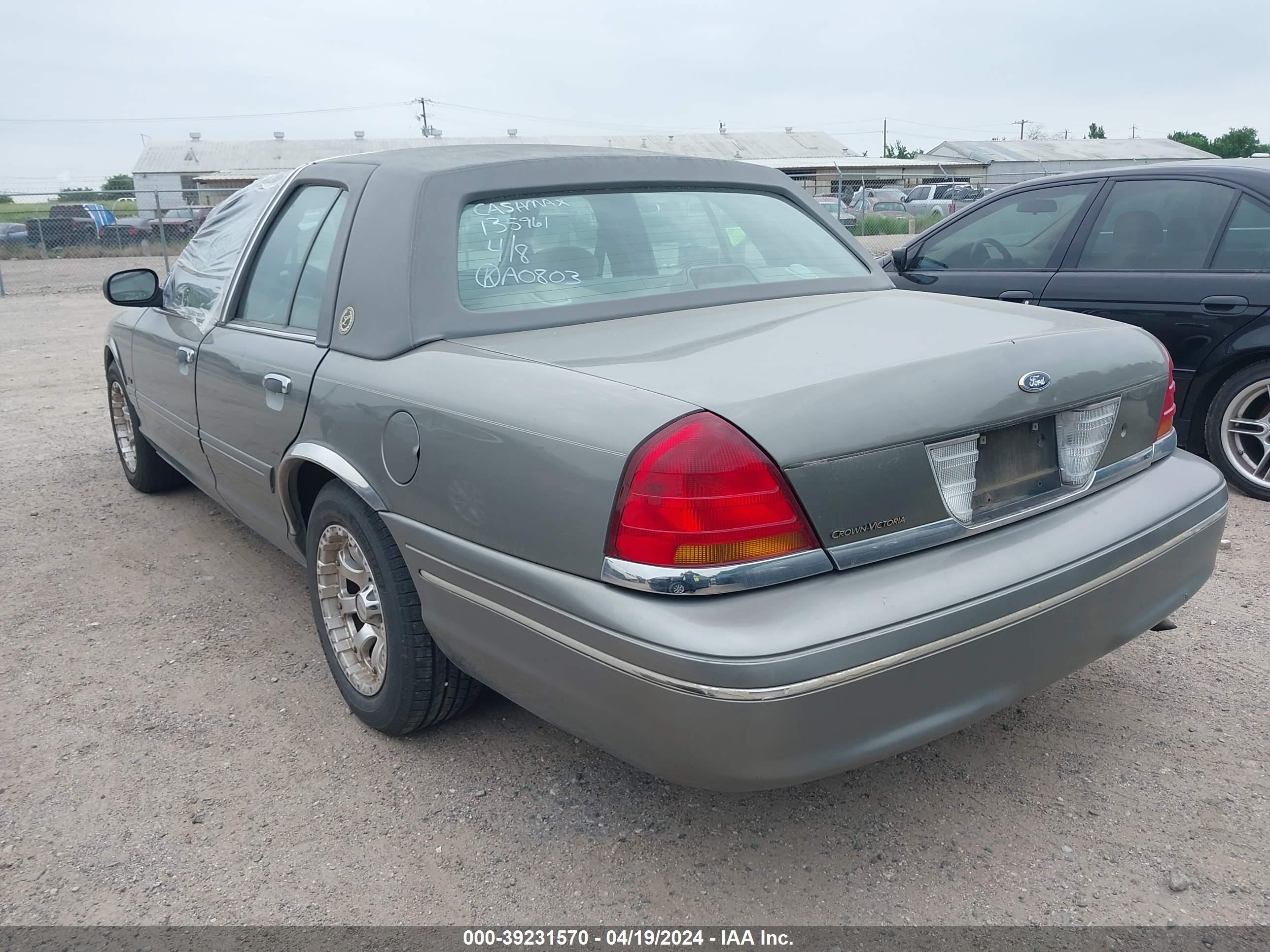 Photo 2 VIN: 2FAFP73W3YX135961 - FORD CROWN VICTORIA 