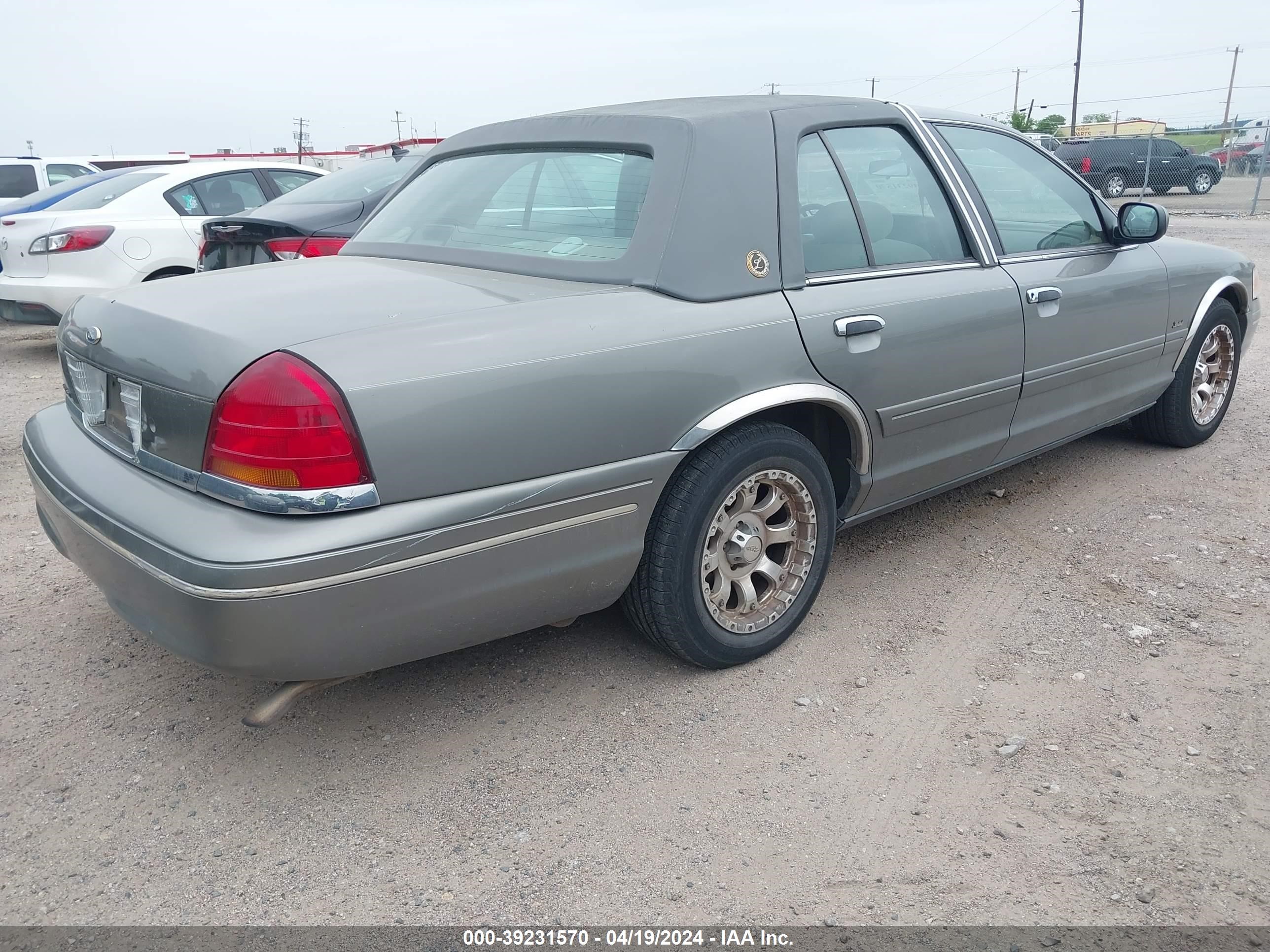 Photo 3 VIN: 2FAFP73W3YX135961 - FORD CROWN VICTORIA 