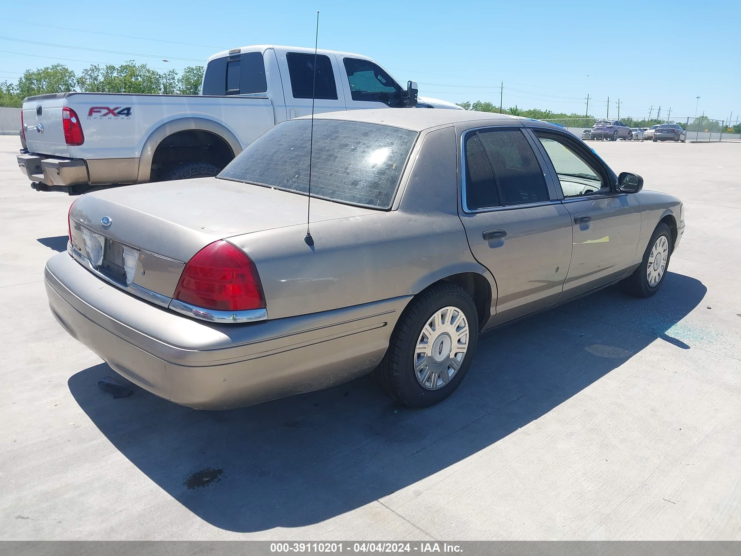 Photo 3 VIN: 2FAFP73W45X108411 - FORD CROWN VICTORIA 