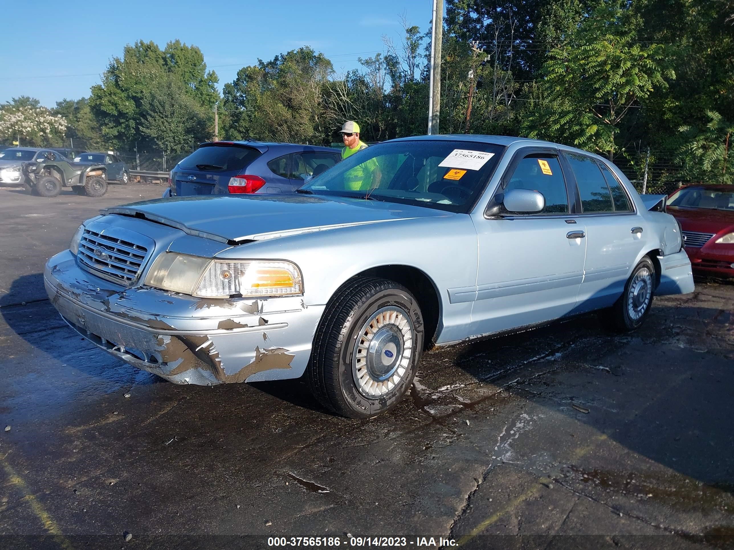 Photo 1 VIN: 2FAFP73W61X107450 - FORD CROWN VICTORIA 