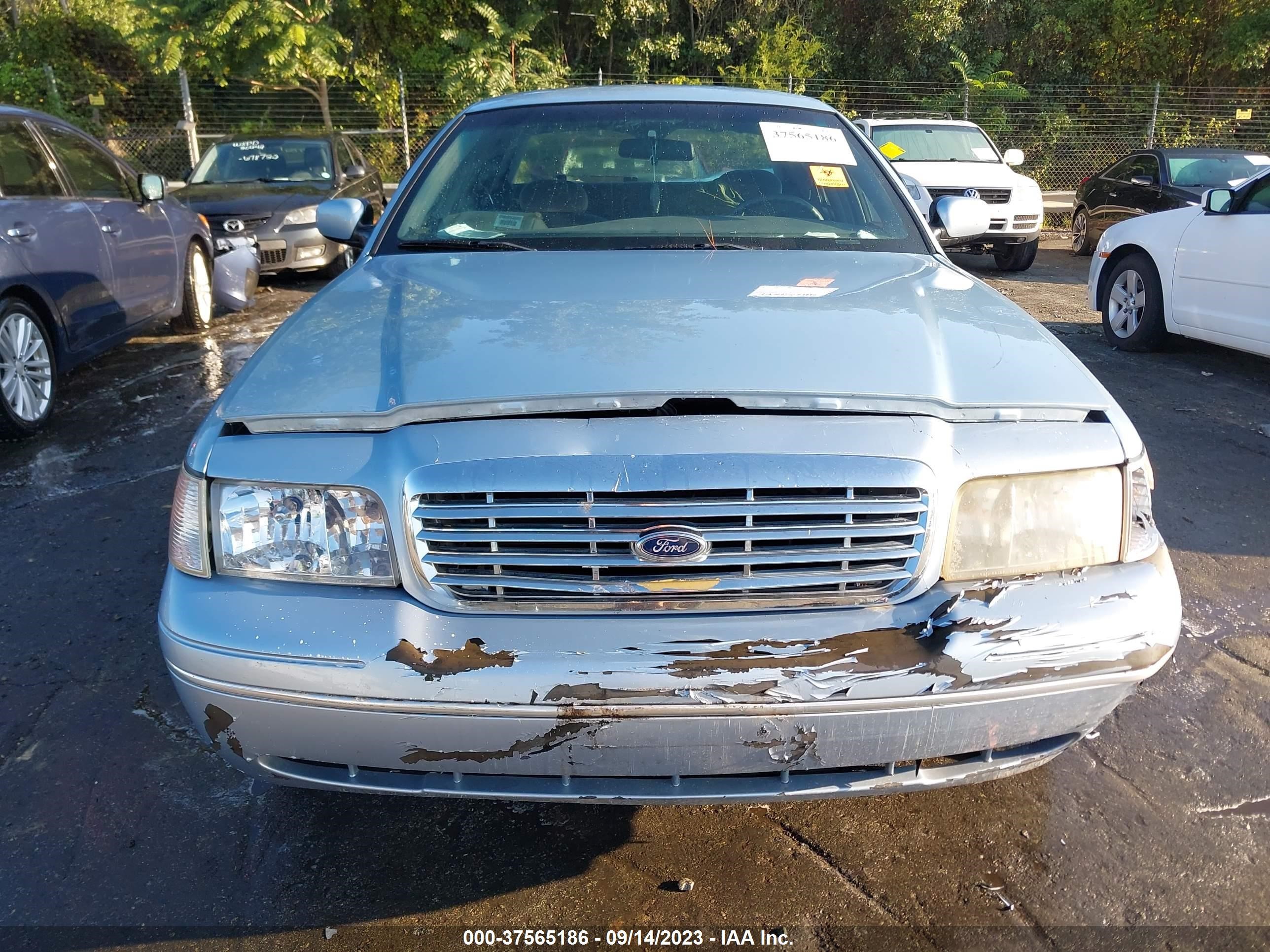 Photo 11 VIN: 2FAFP73W61X107450 - FORD CROWN VICTORIA 