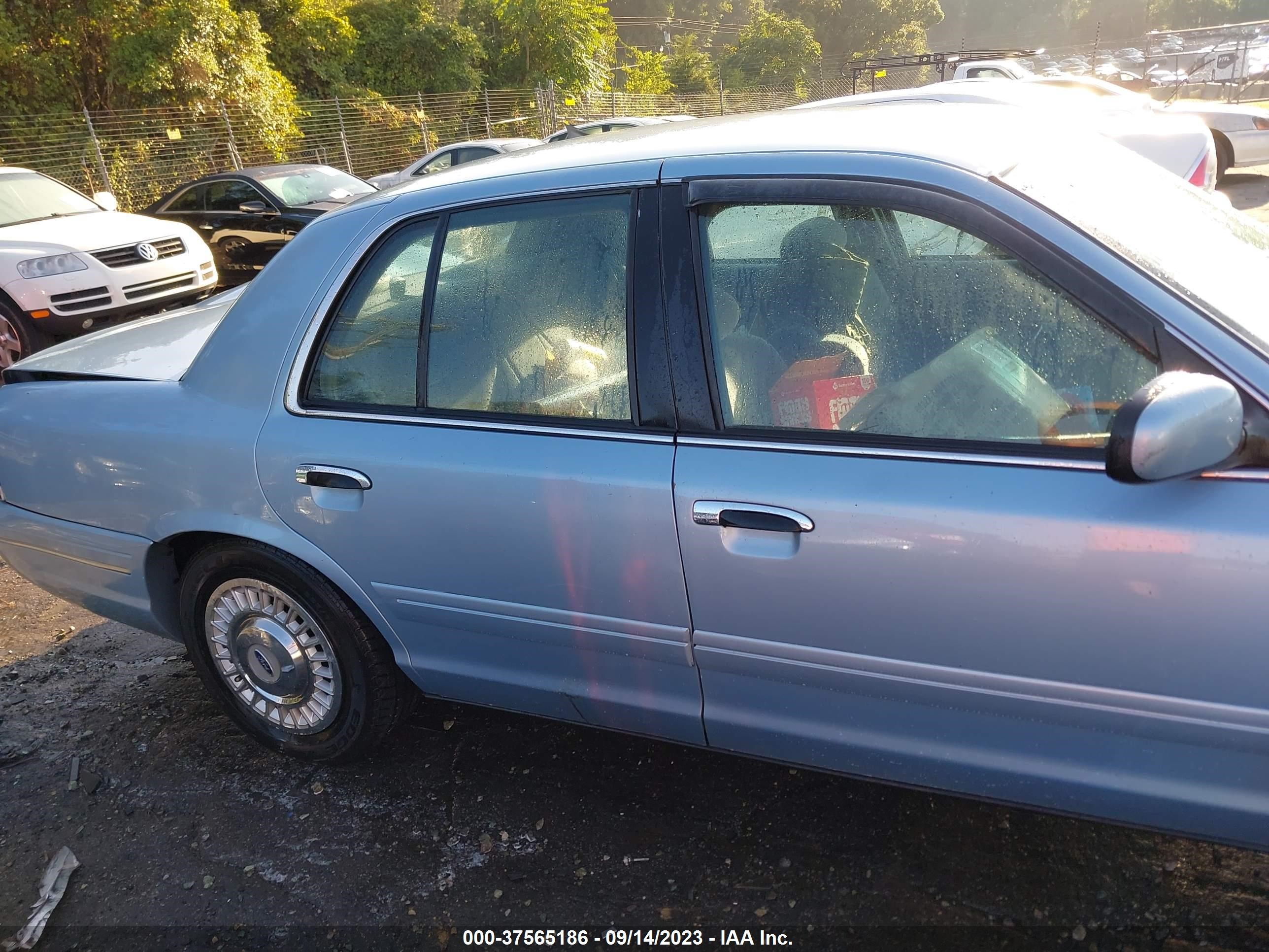 Photo 12 VIN: 2FAFP73W61X107450 - FORD CROWN VICTORIA 