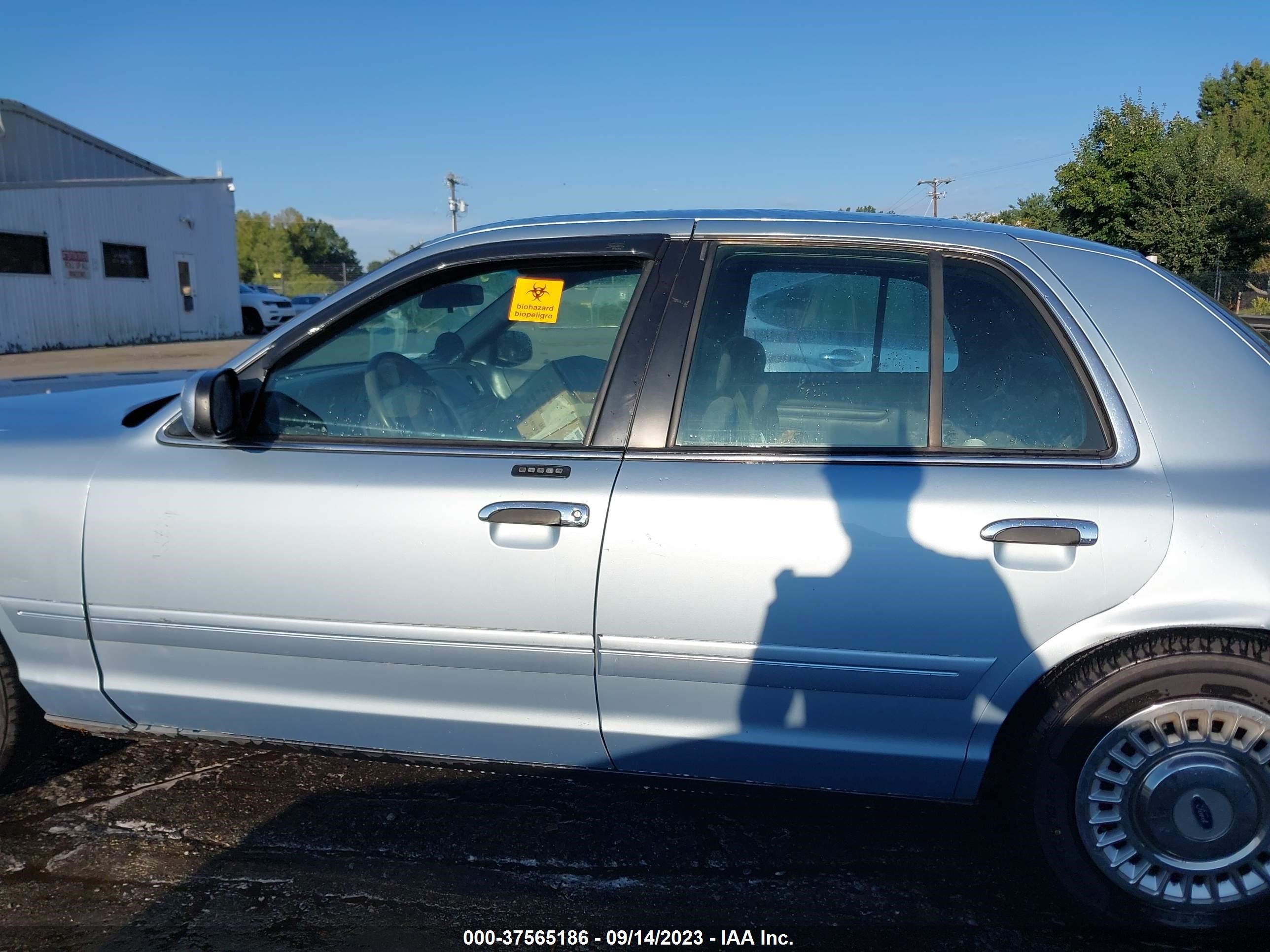 Photo 13 VIN: 2FAFP73W61X107450 - FORD CROWN VICTORIA 