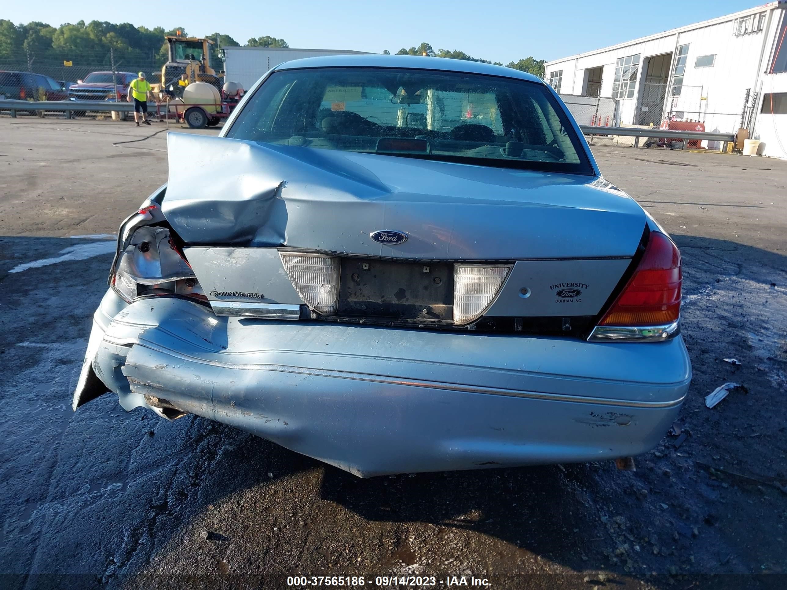 Photo 15 VIN: 2FAFP73W61X107450 - FORD CROWN VICTORIA 