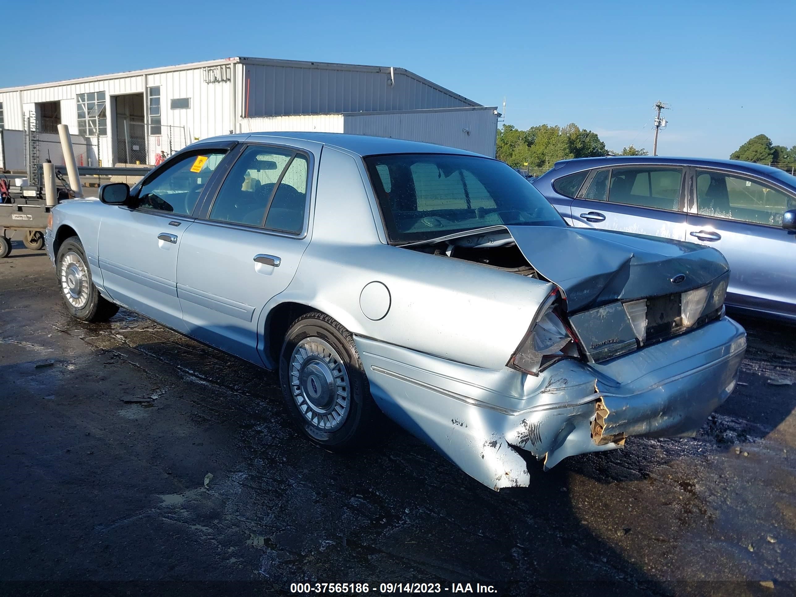 Photo 2 VIN: 2FAFP73W61X107450 - FORD CROWN VICTORIA 