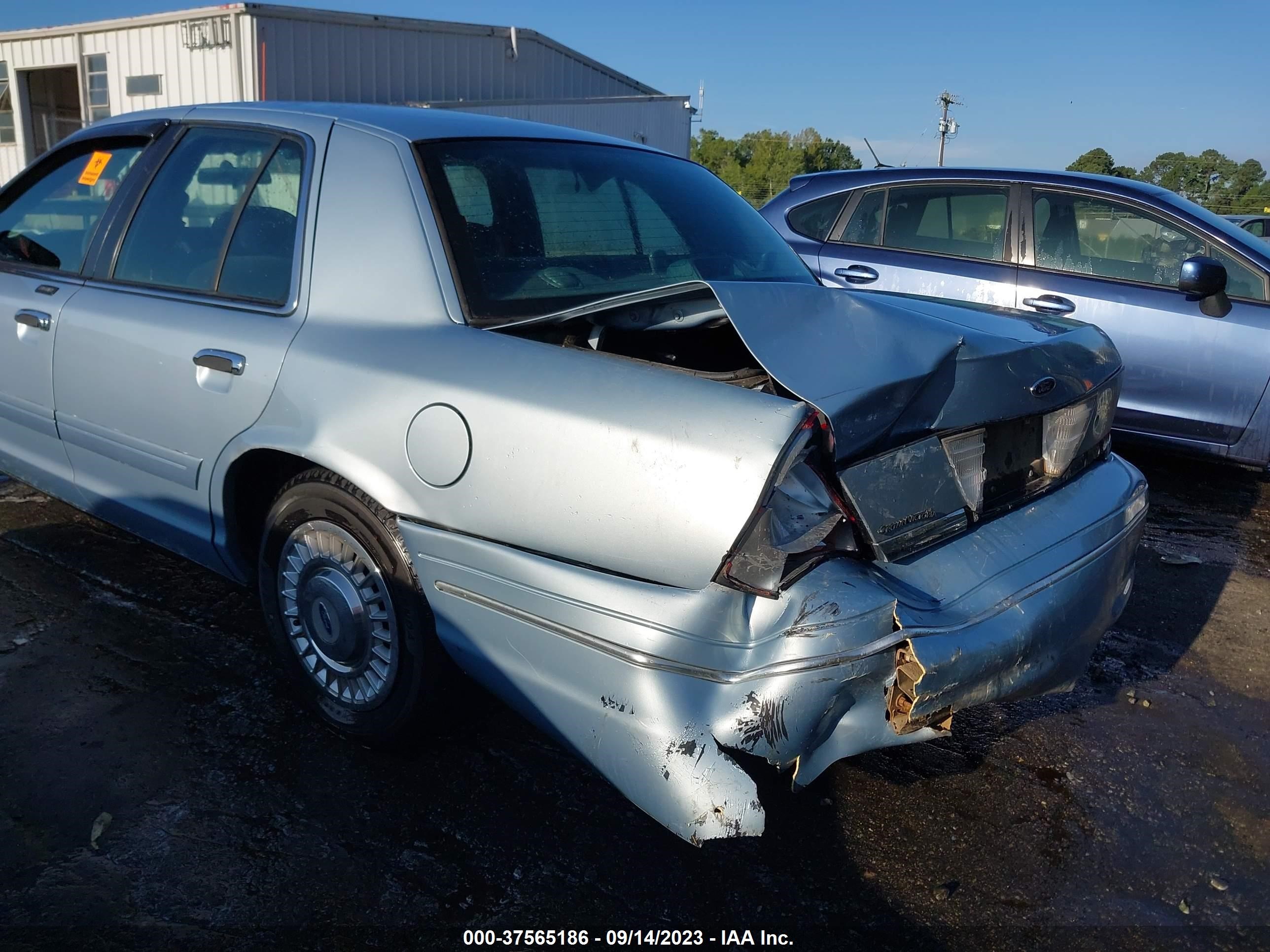 Photo 5 VIN: 2FAFP73W61X107450 - FORD CROWN VICTORIA 