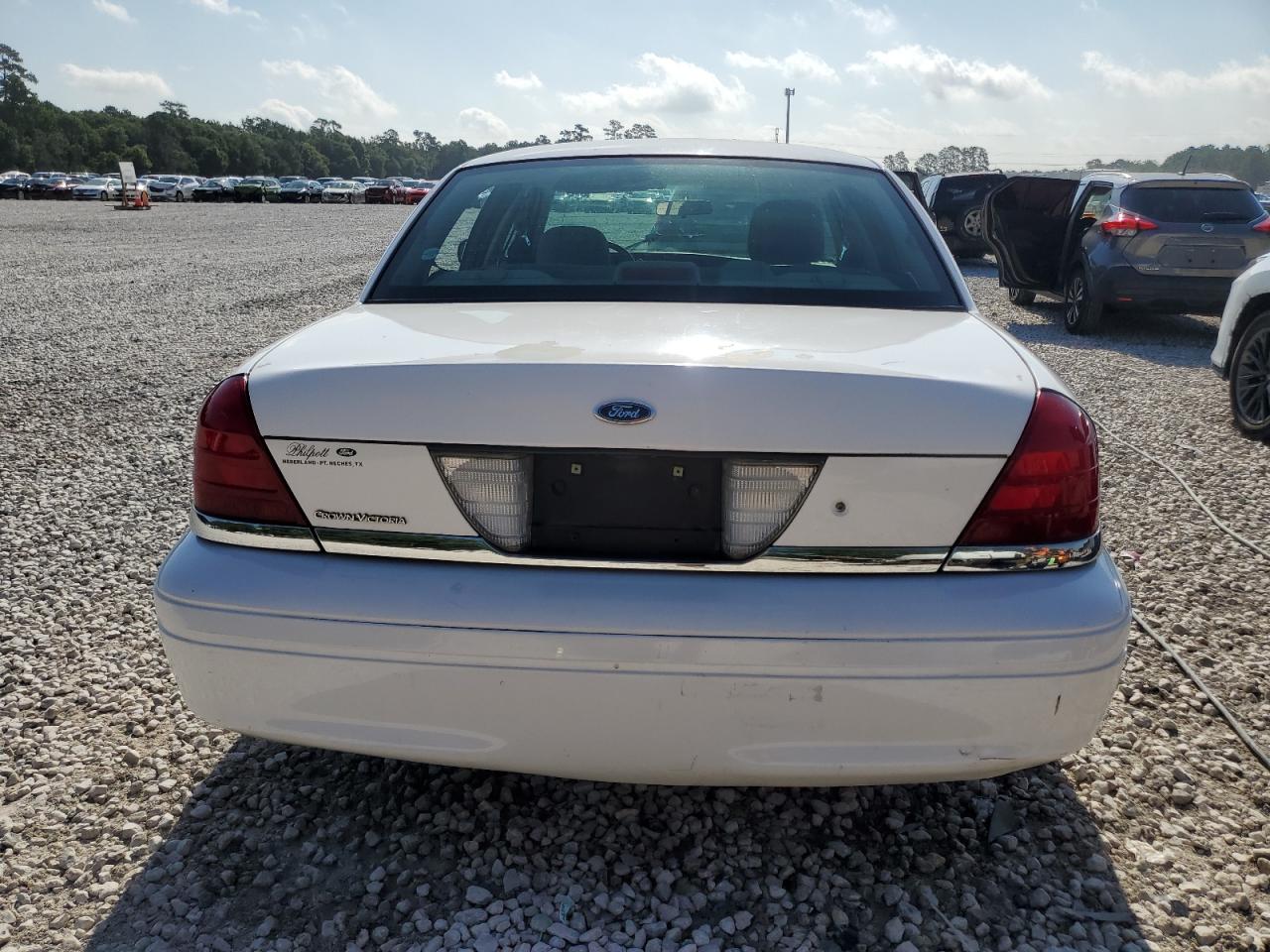 Photo 5 VIN: 2FAFP73W74X140042 - FORD CROWN VICTORIA 