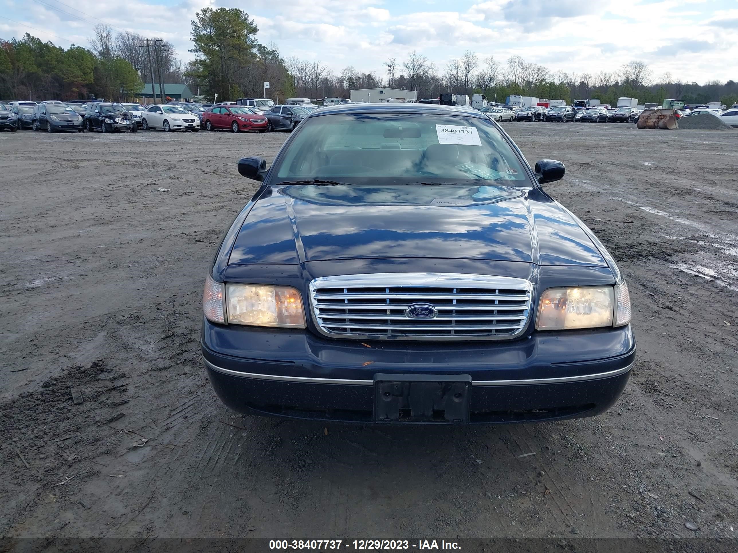 Photo 11 VIN: 2FAFP73W7YX109119 - FORD CROWN VICTORIA 