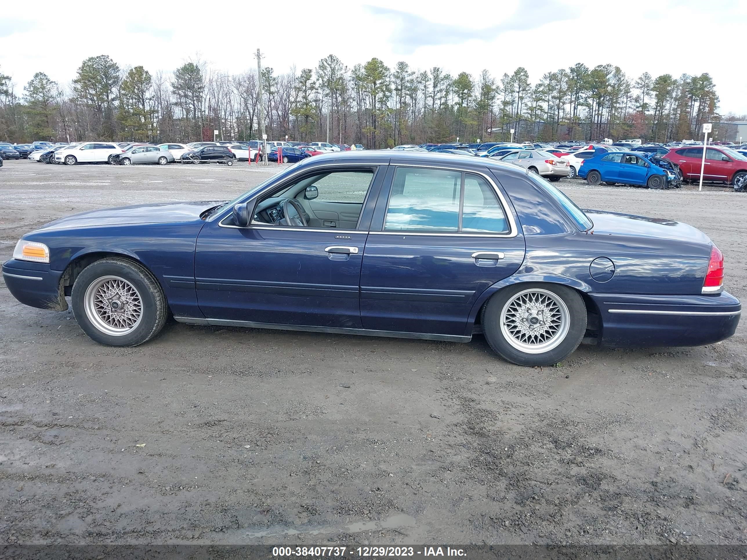 Photo 13 VIN: 2FAFP73W7YX109119 - FORD CROWN VICTORIA 