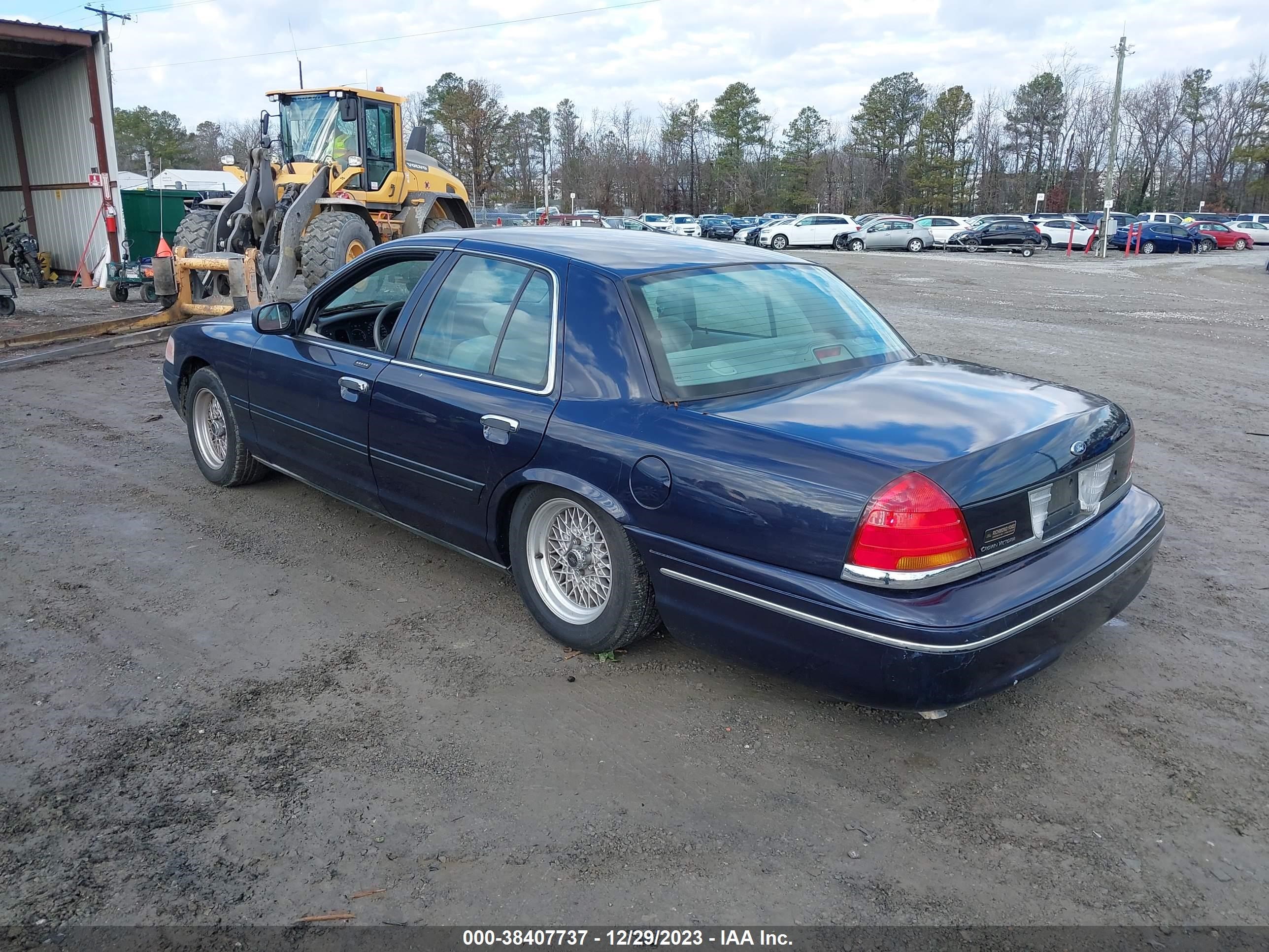 Photo 2 VIN: 2FAFP73W7YX109119 - FORD CROWN VICTORIA 