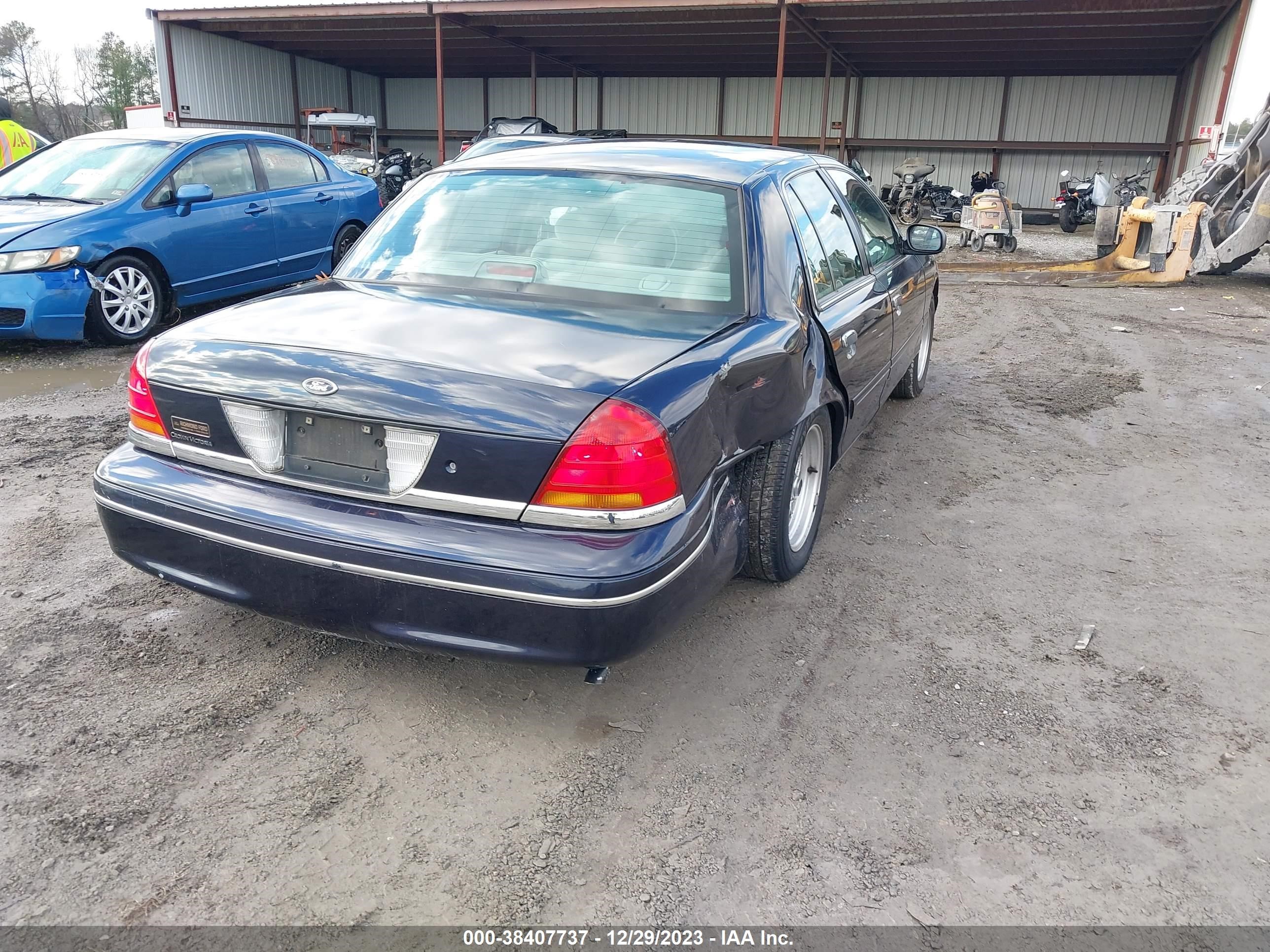 Photo 3 VIN: 2FAFP73W7YX109119 - FORD CROWN VICTORIA 