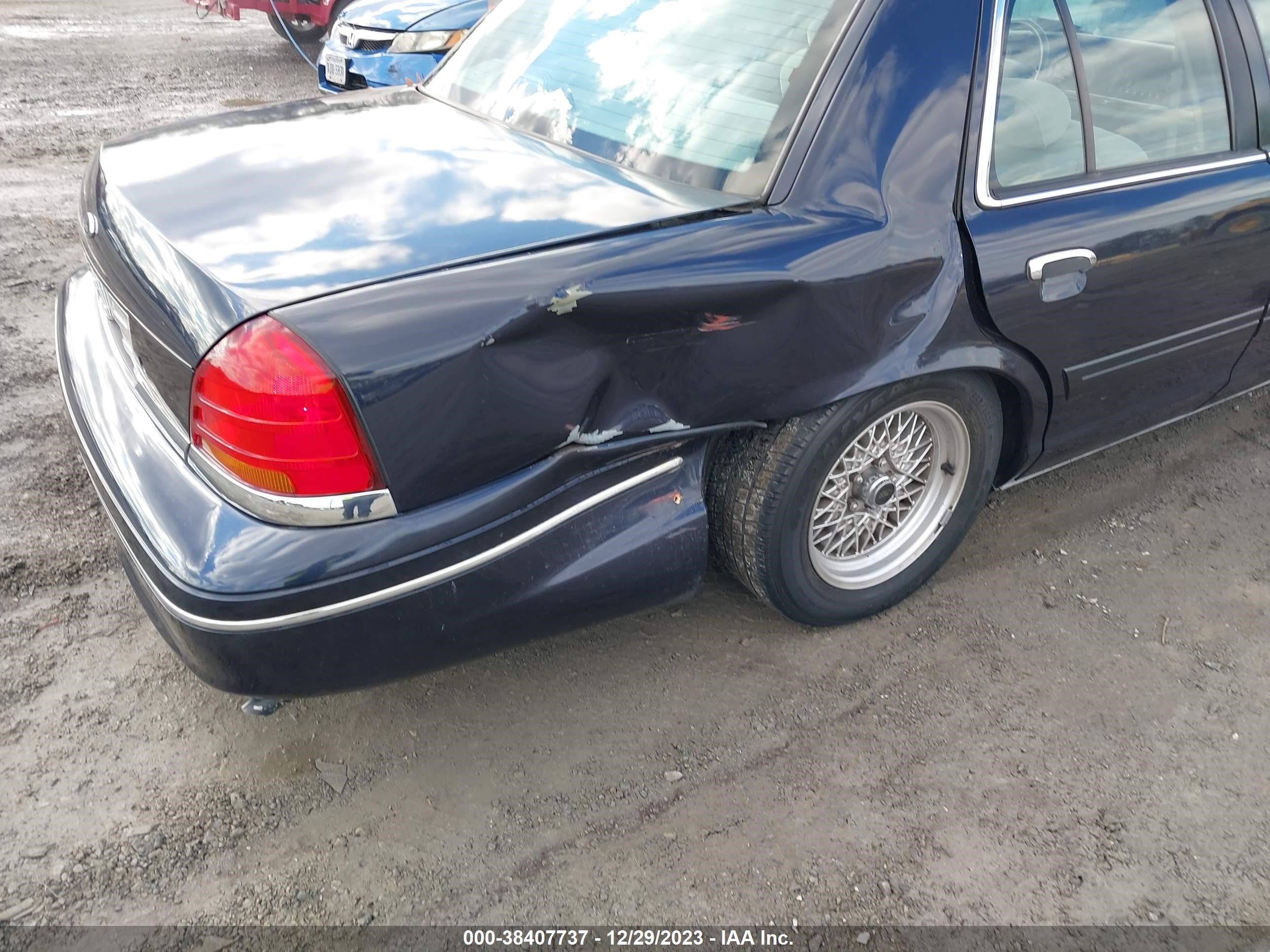 Photo 5 VIN: 2FAFP73W7YX109119 - FORD CROWN VICTORIA 