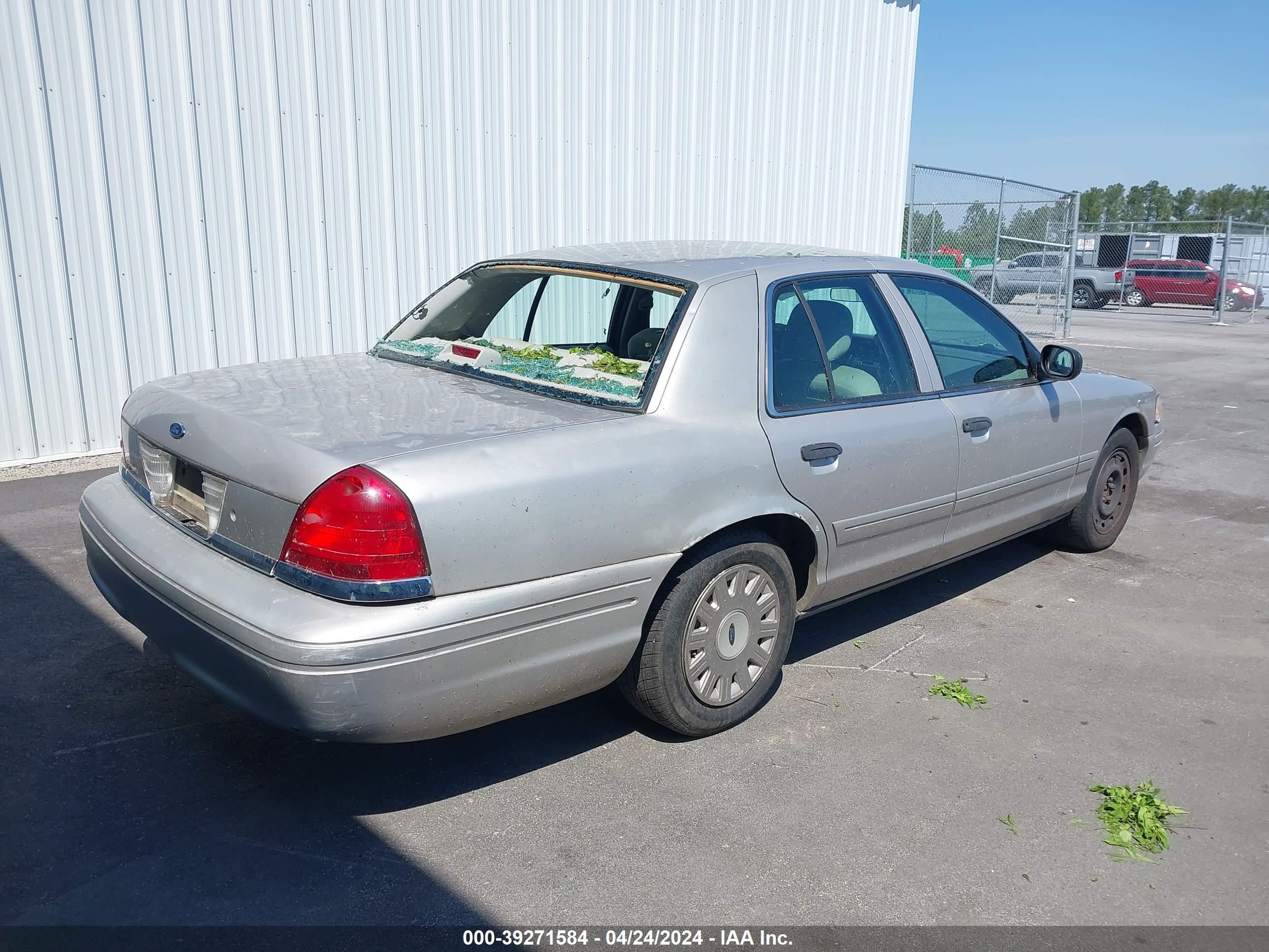 Photo 3 VIN: 2FAFP73W94X150460 - FORD CROWN VICTORIA 