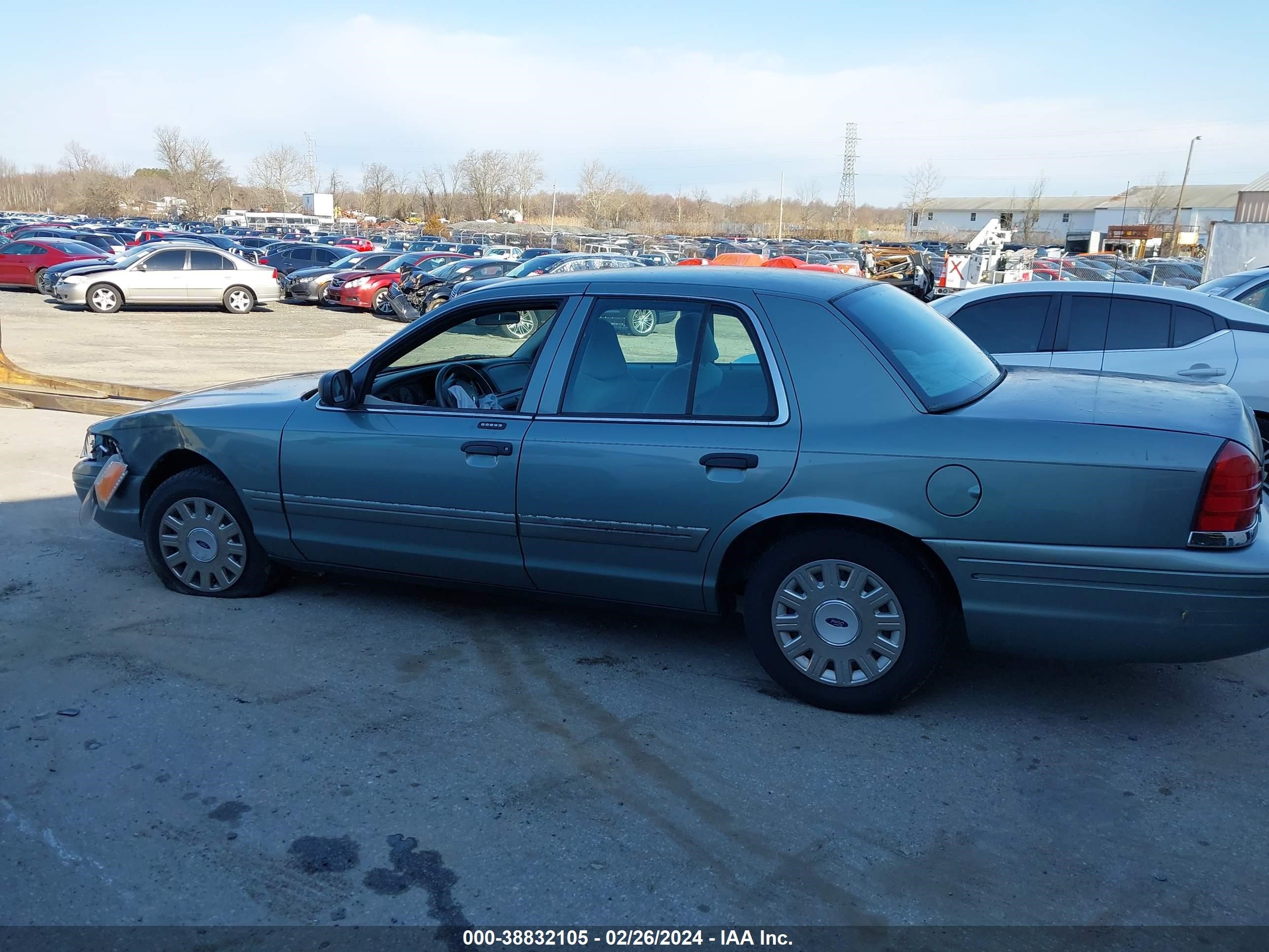 Photo 13 VIN: 2FAFP73W95X128069 - FORD CROWN VICTORIA 