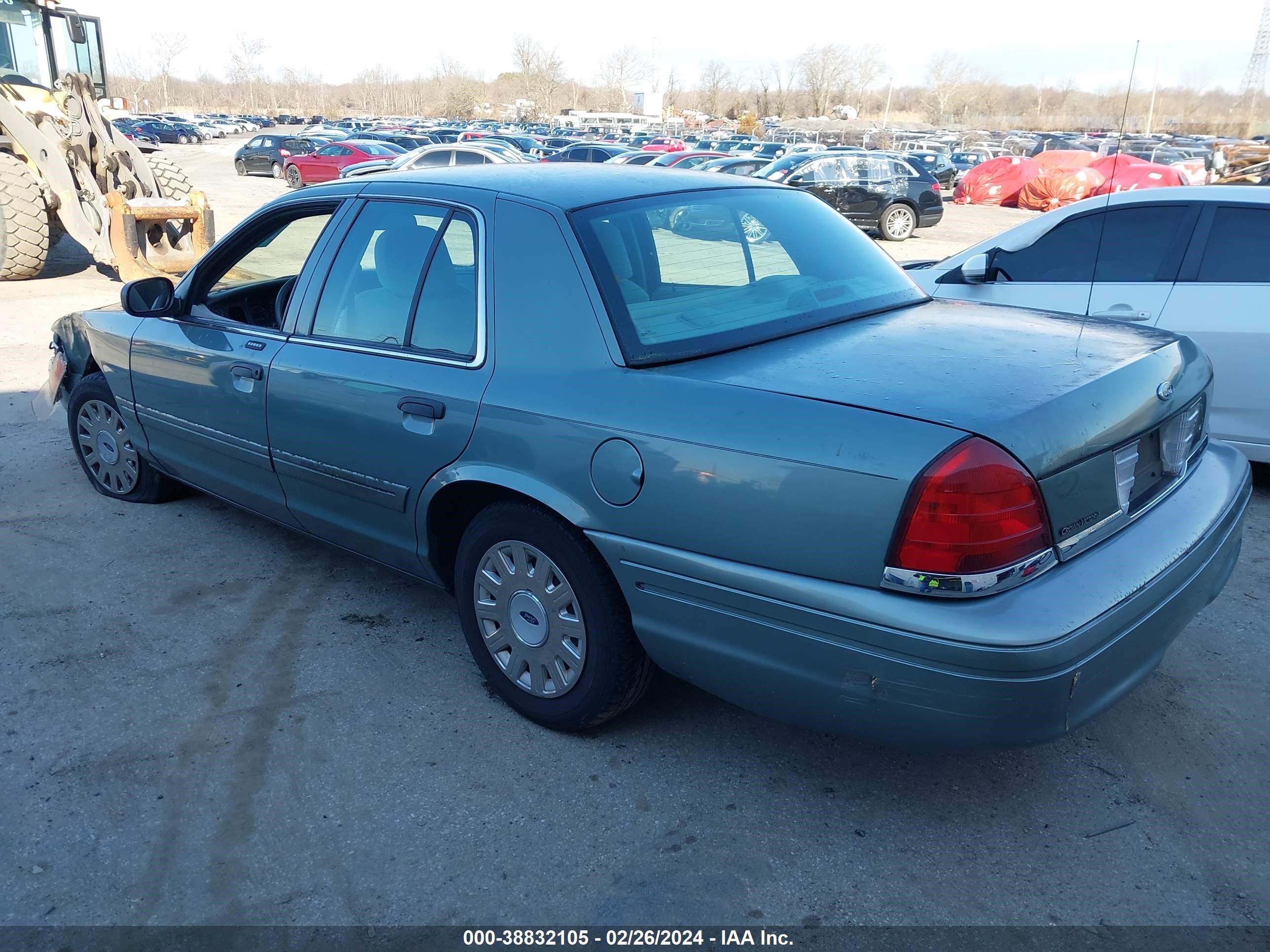 Photo 2 VIN: 2FAFP73W95X128069 - FORD CROWN VICTORIA 