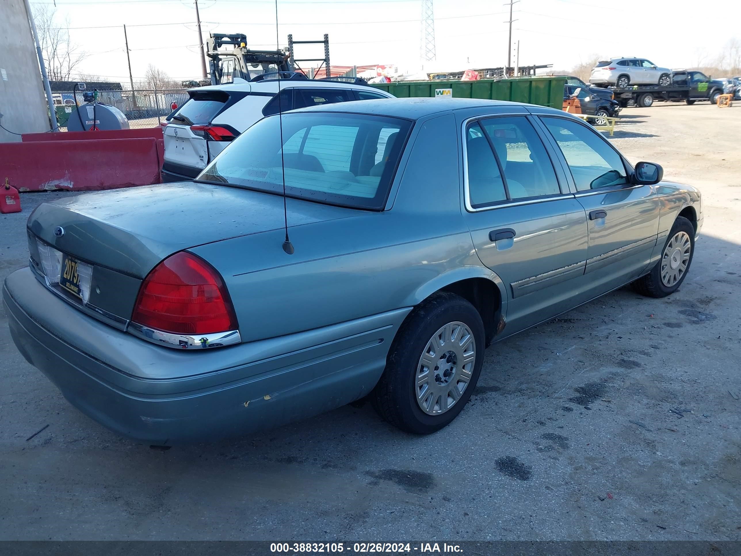 Photo 3 VIN: 2FAFP73W95X128069 - FORD CROWN VICTORIA 