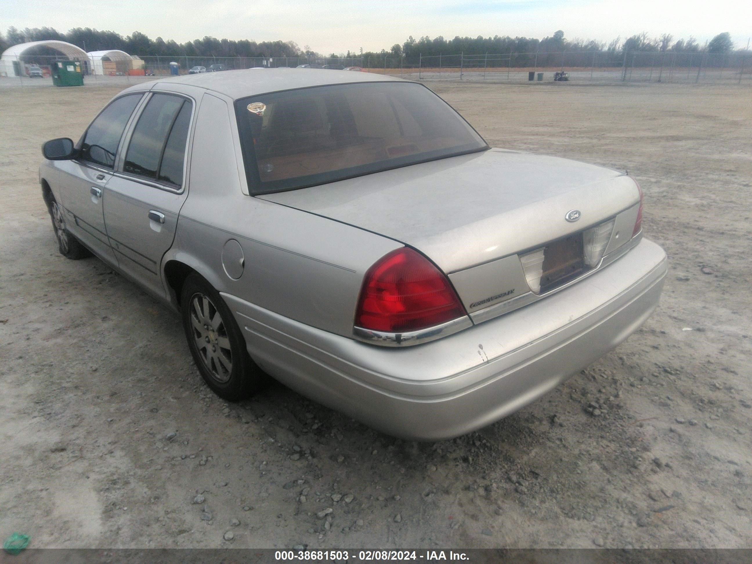 Photo 2 VIN: 2FAFP74V38X126392 - FORD CROWN VICTORIA 